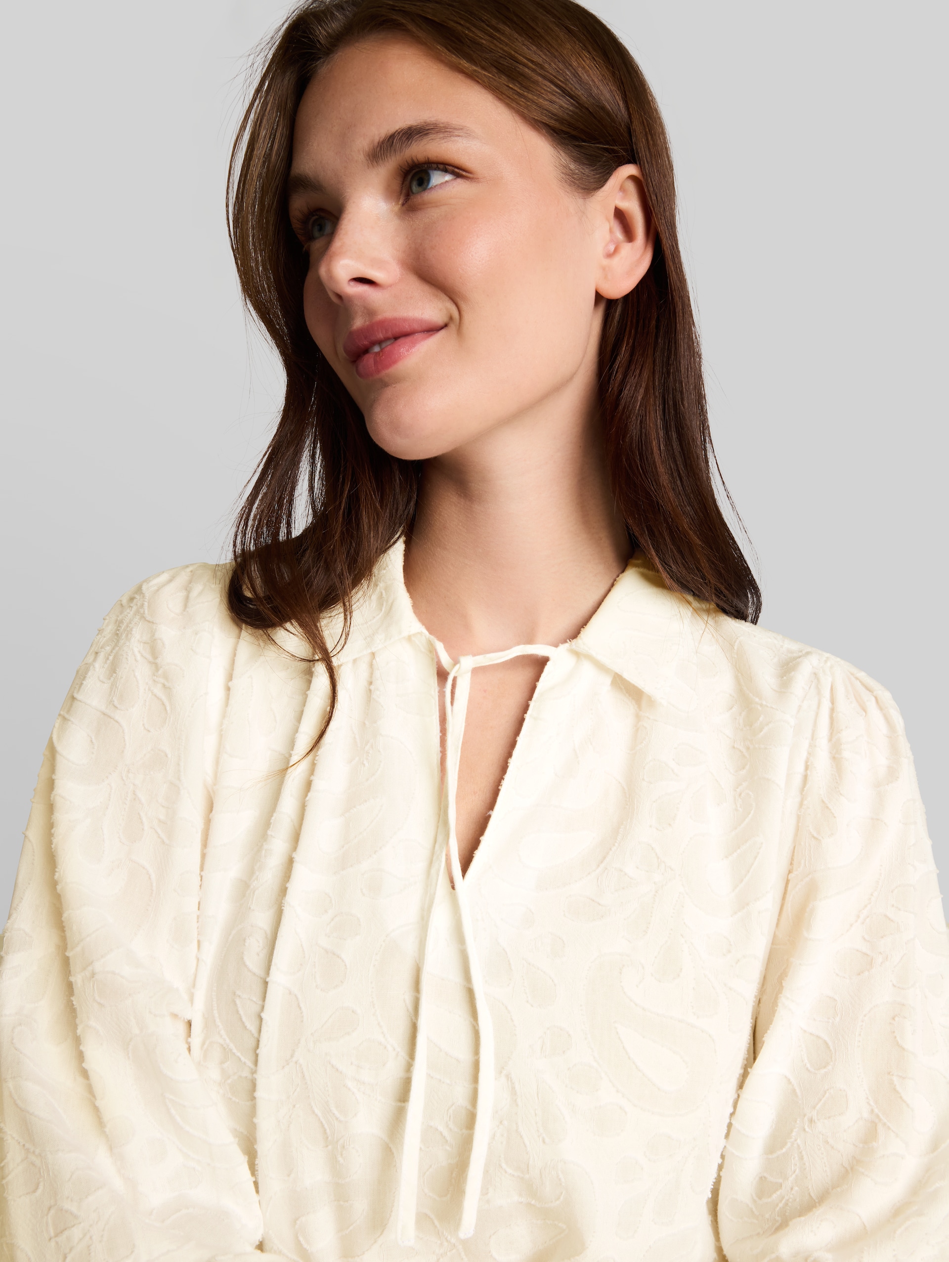 Jacquard Bluse mit Muster - white paisley structure - Detail-Model-Ansicht