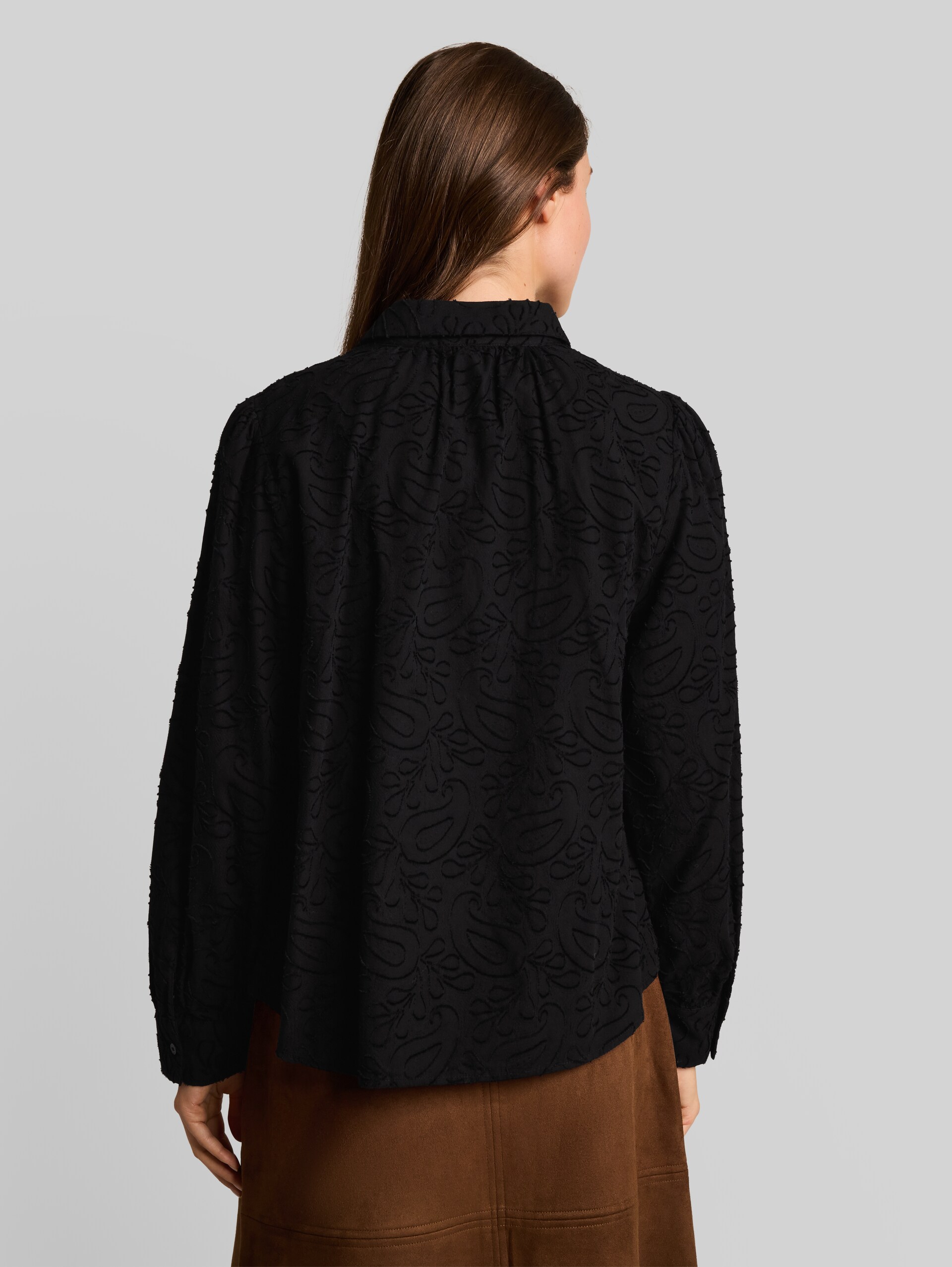 Jacquard Bluse mit Muster - black paisley structure - Auschnitt Model-Rückansicht