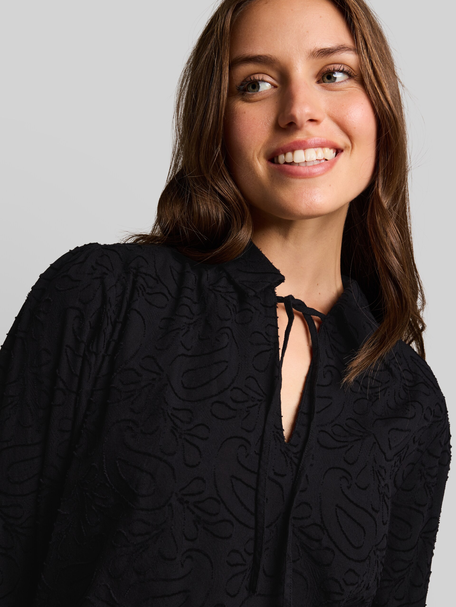 Jacquard Bluse mit Muster - black paisley structure - Detail-Model-Ansicht