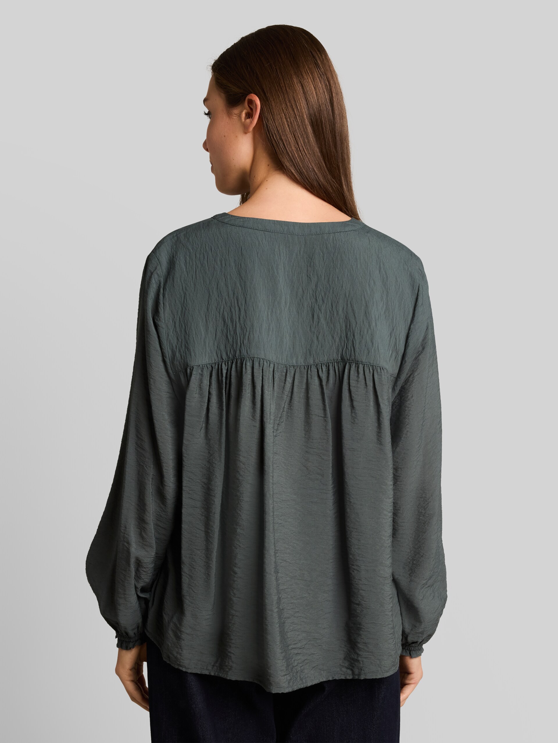 Bluse mit Raffungen - Darkest Olive - Auschnitt Model-Rückansicht