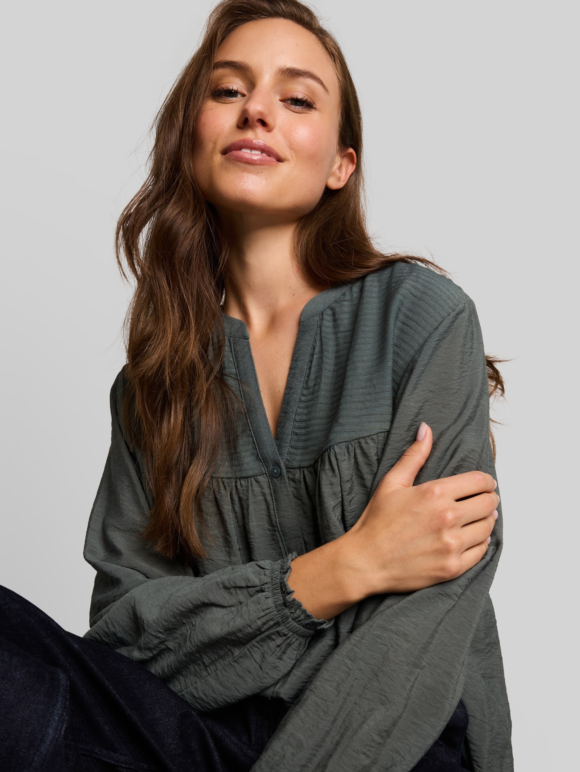 Bluse mit Raffungen - Darkest Olive - Detail-Model-Ansicht