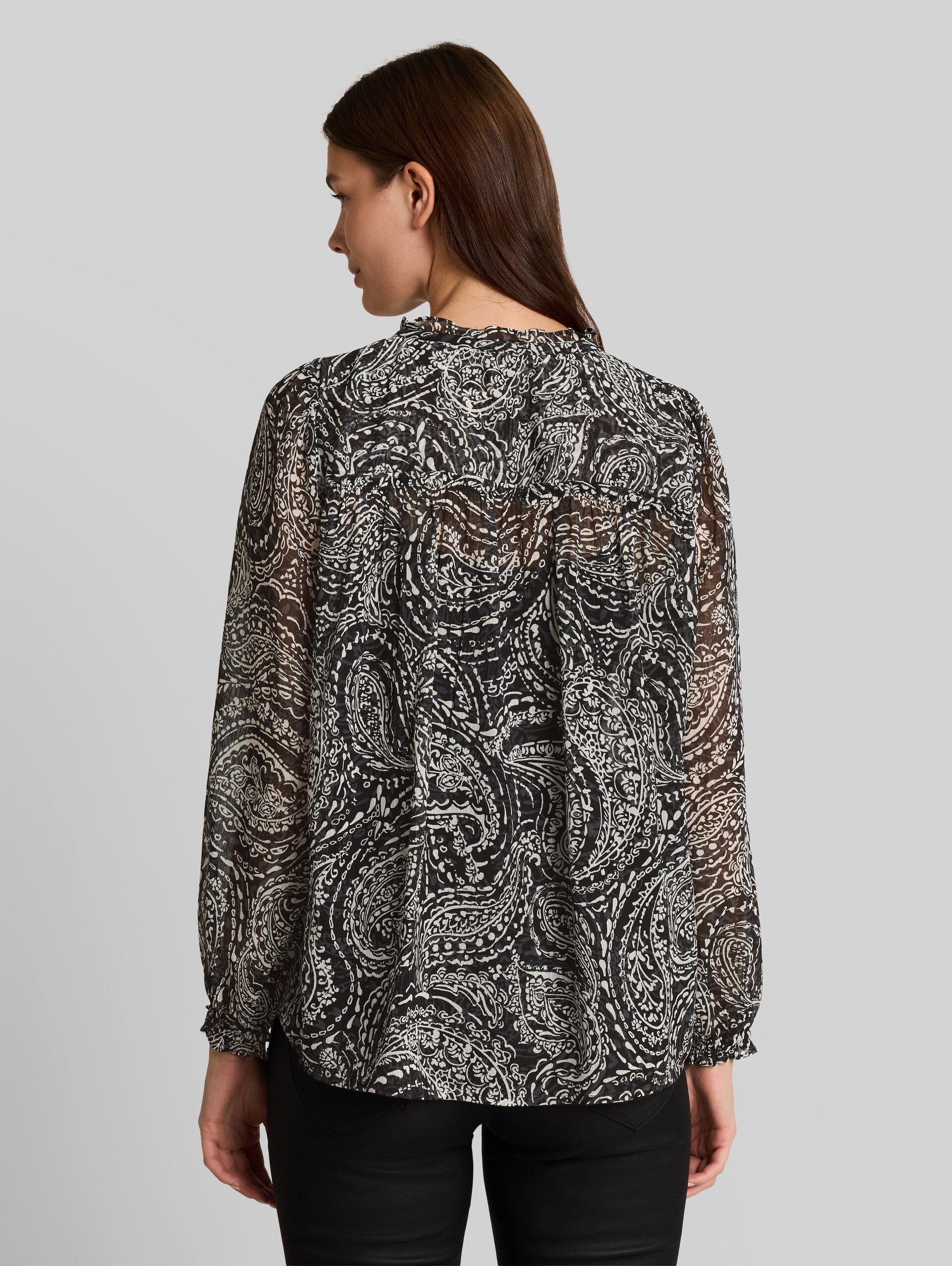 Chiffonblouse met paisleypatroon - black paisley - Neklijn model-achteraanzicht