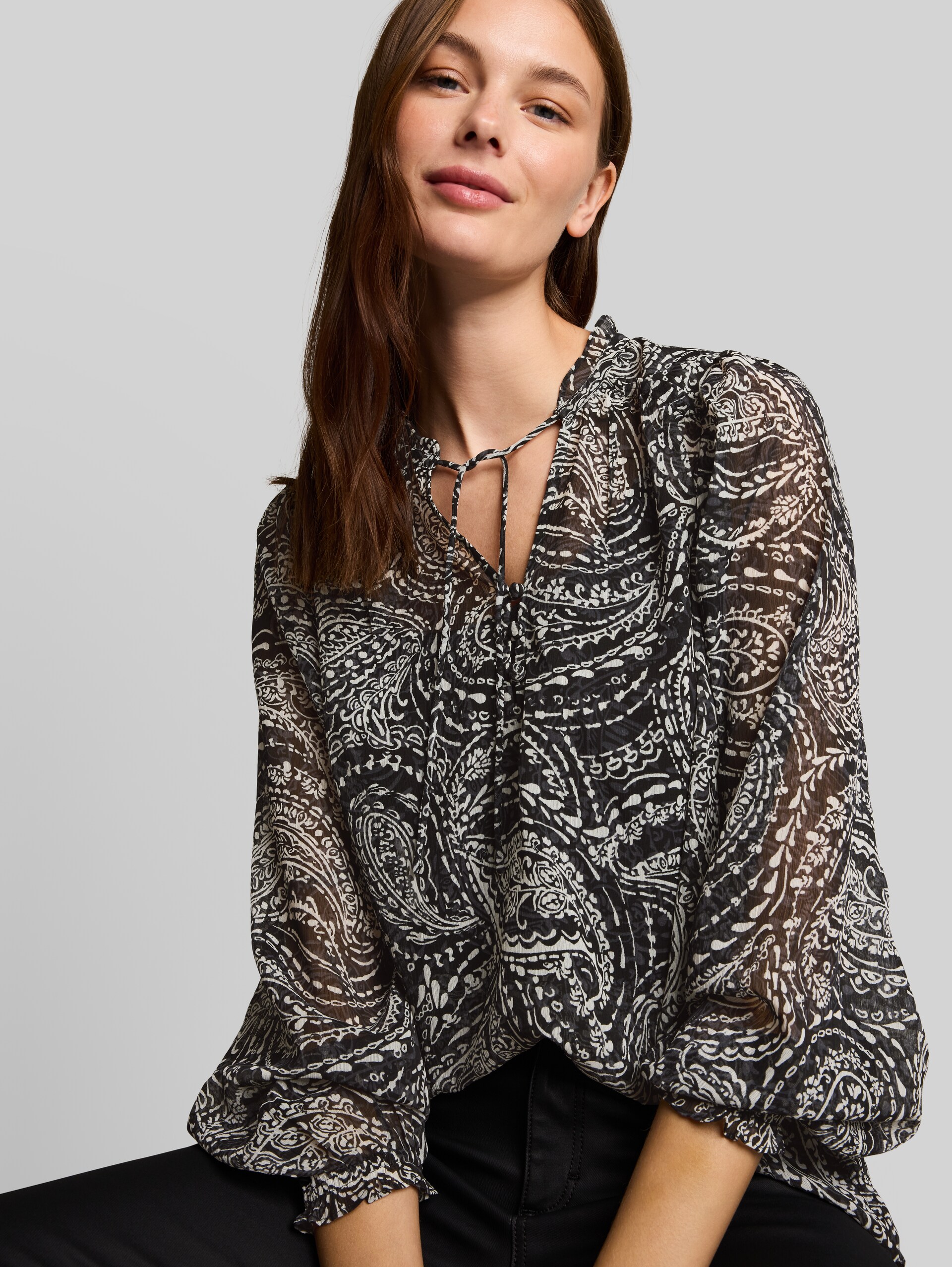 Chiffonblouse met paisleypatroon - black paisley - Detailaanzicht model