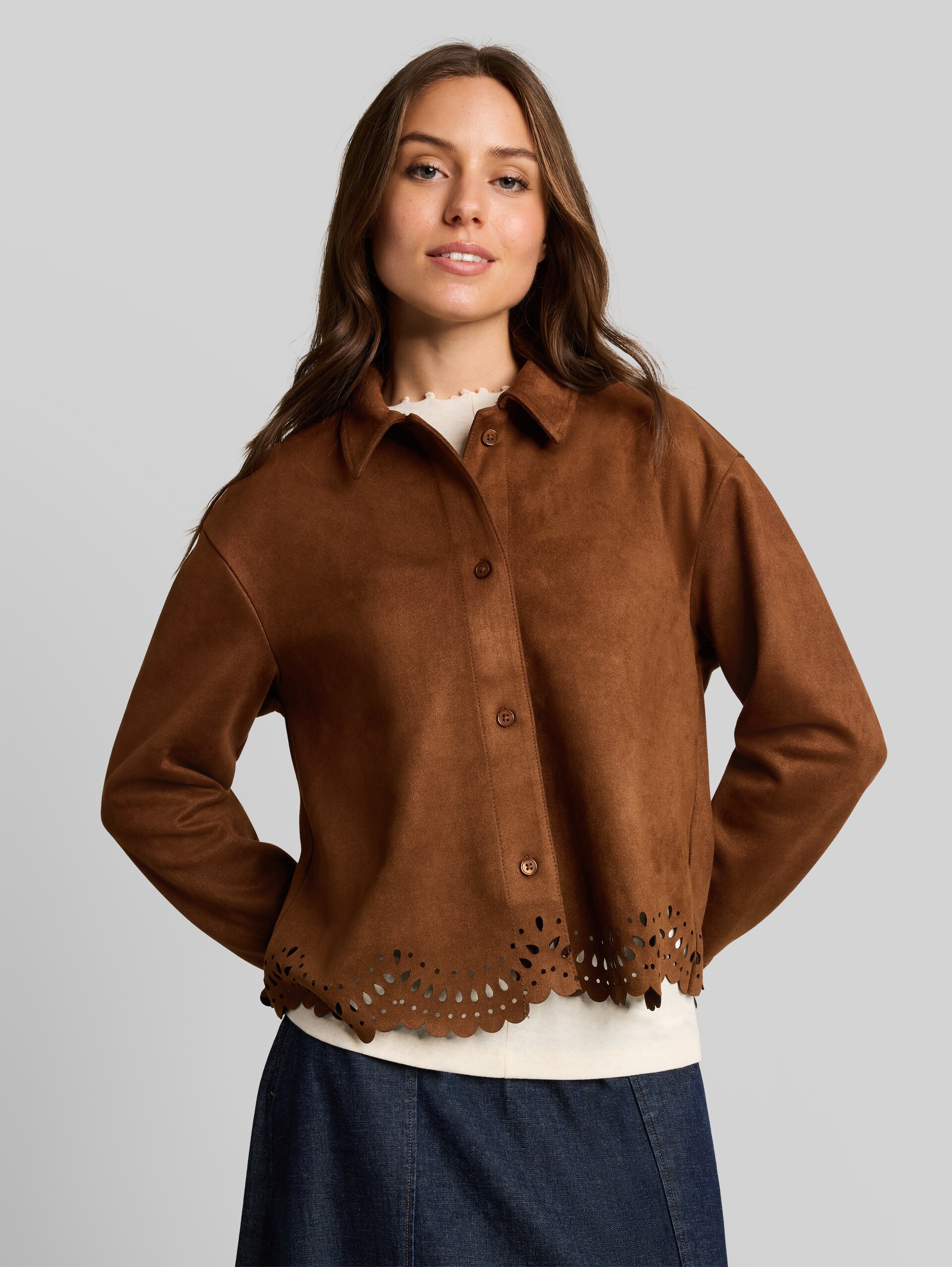 Oversize Bluse in Wildleder-Optik - camel - Ausschnitt Model-Vorderansicht