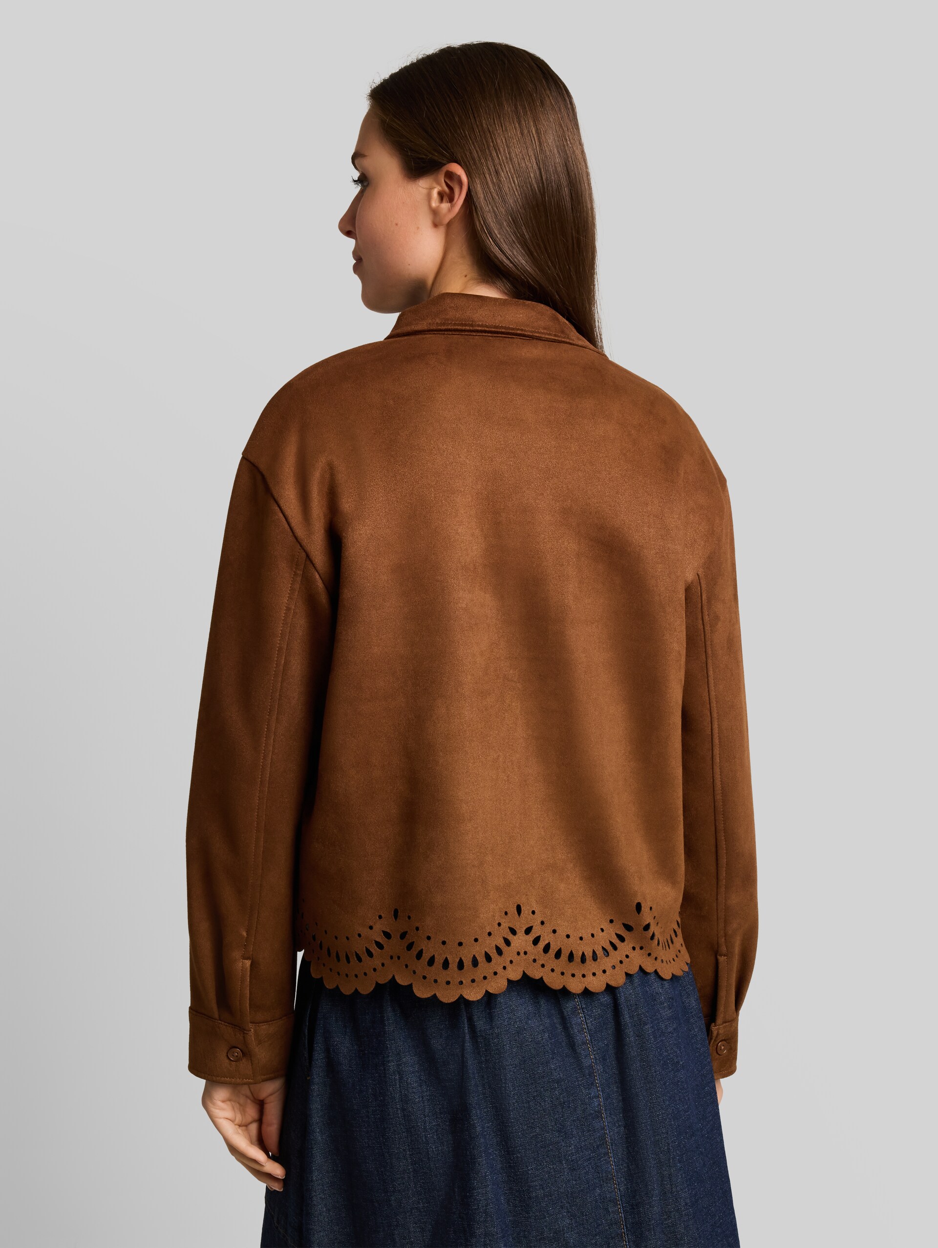 Oversize Bluse in Wildleder-Optik - camel - Auschnitt Model-Rückansicht