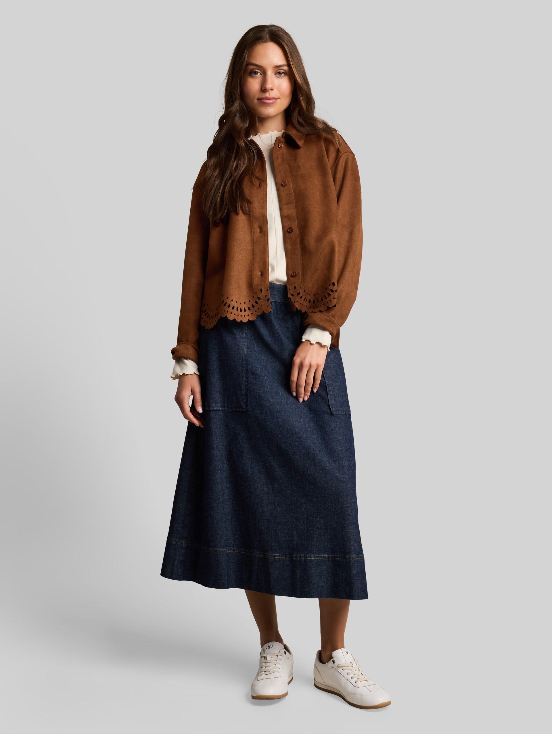Oversize Bluse in Wildleder-Optik - camel - Model-Vorderansicht