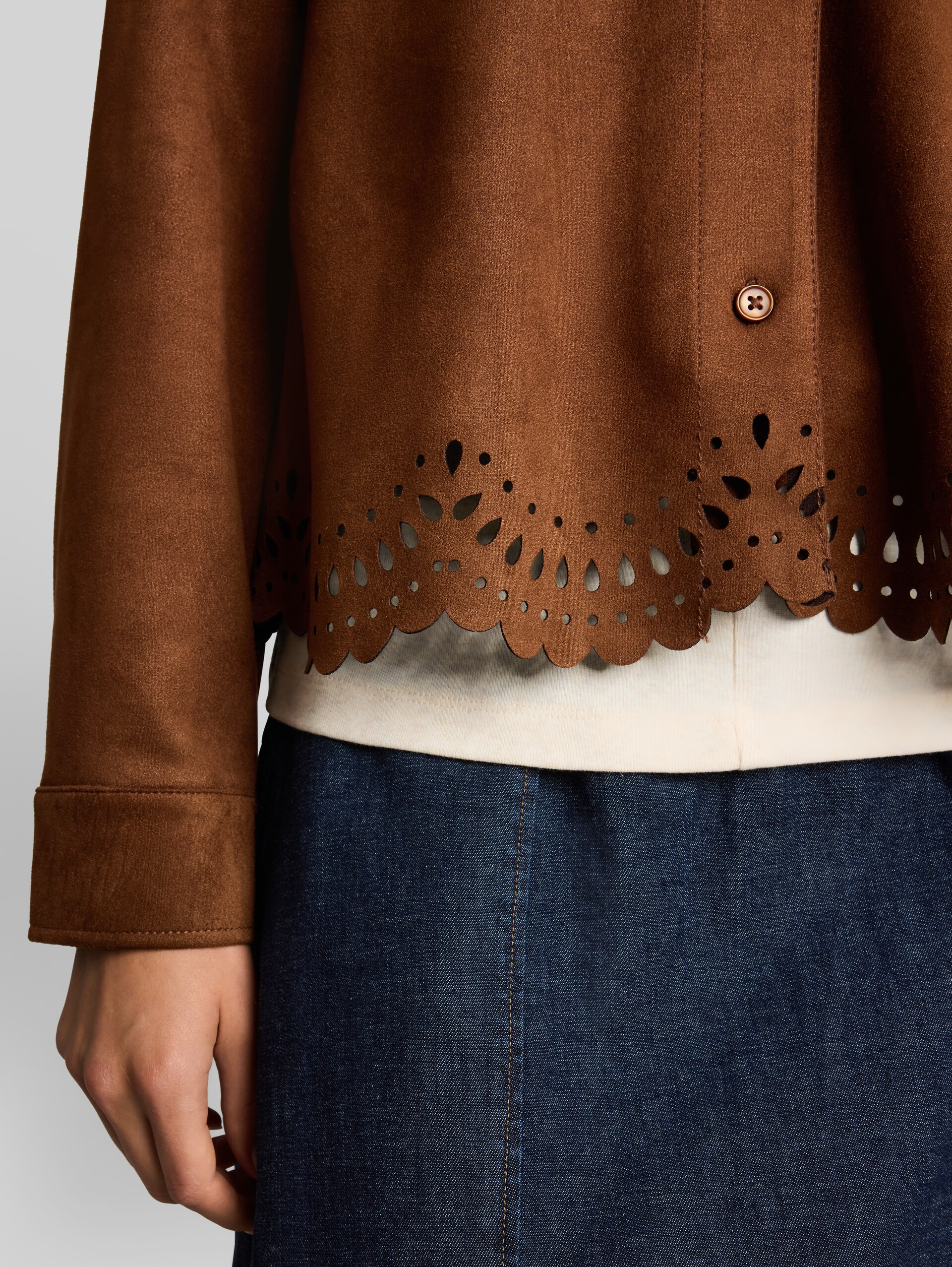 Oversize Bluse in Wildleder-Optik - camel - Detail-Model-Ansicht
