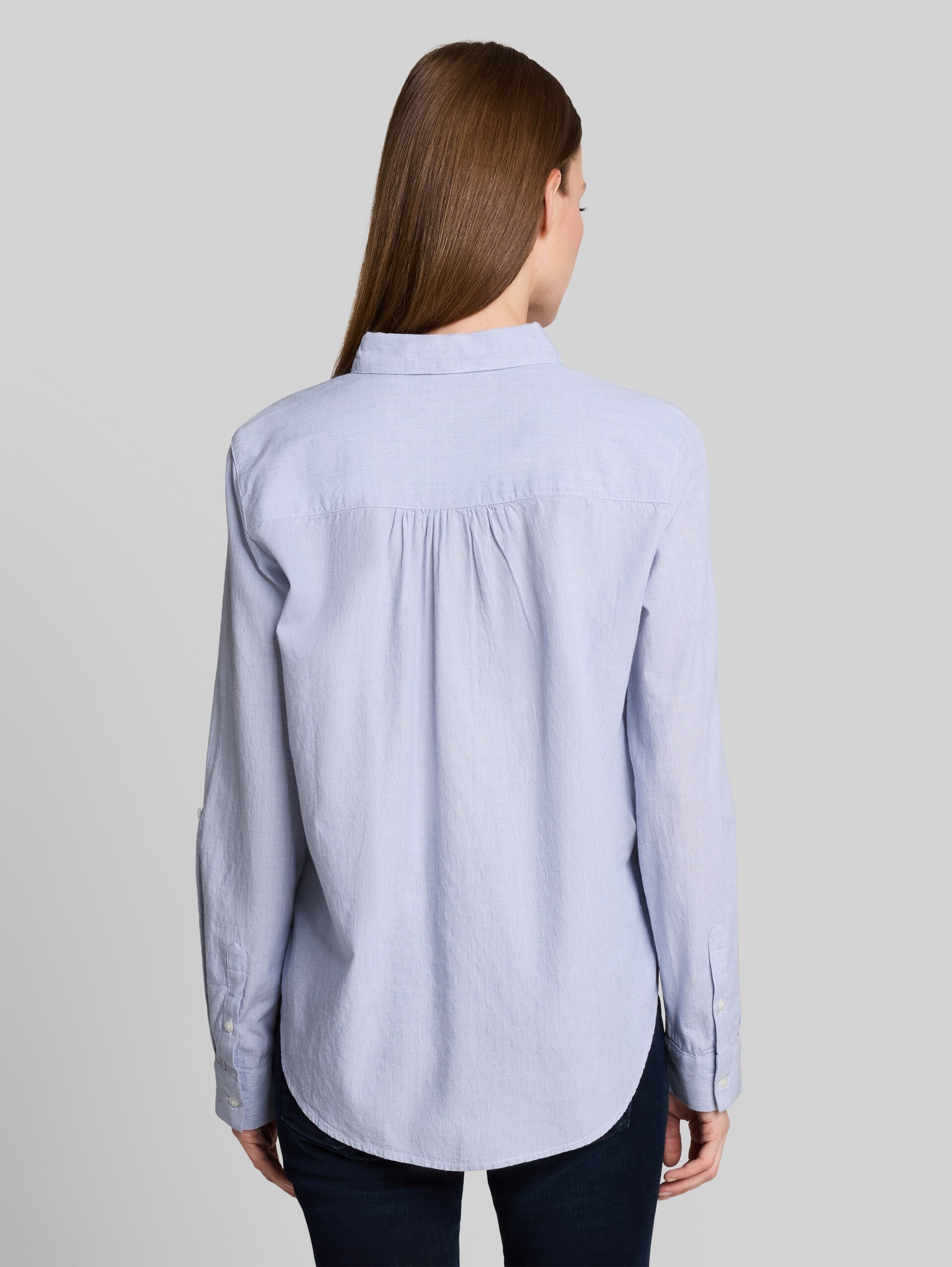 Hemdbluse mit Turn-up-Funktion - fern blue dobby - Auschnitt Model-Rückansicht