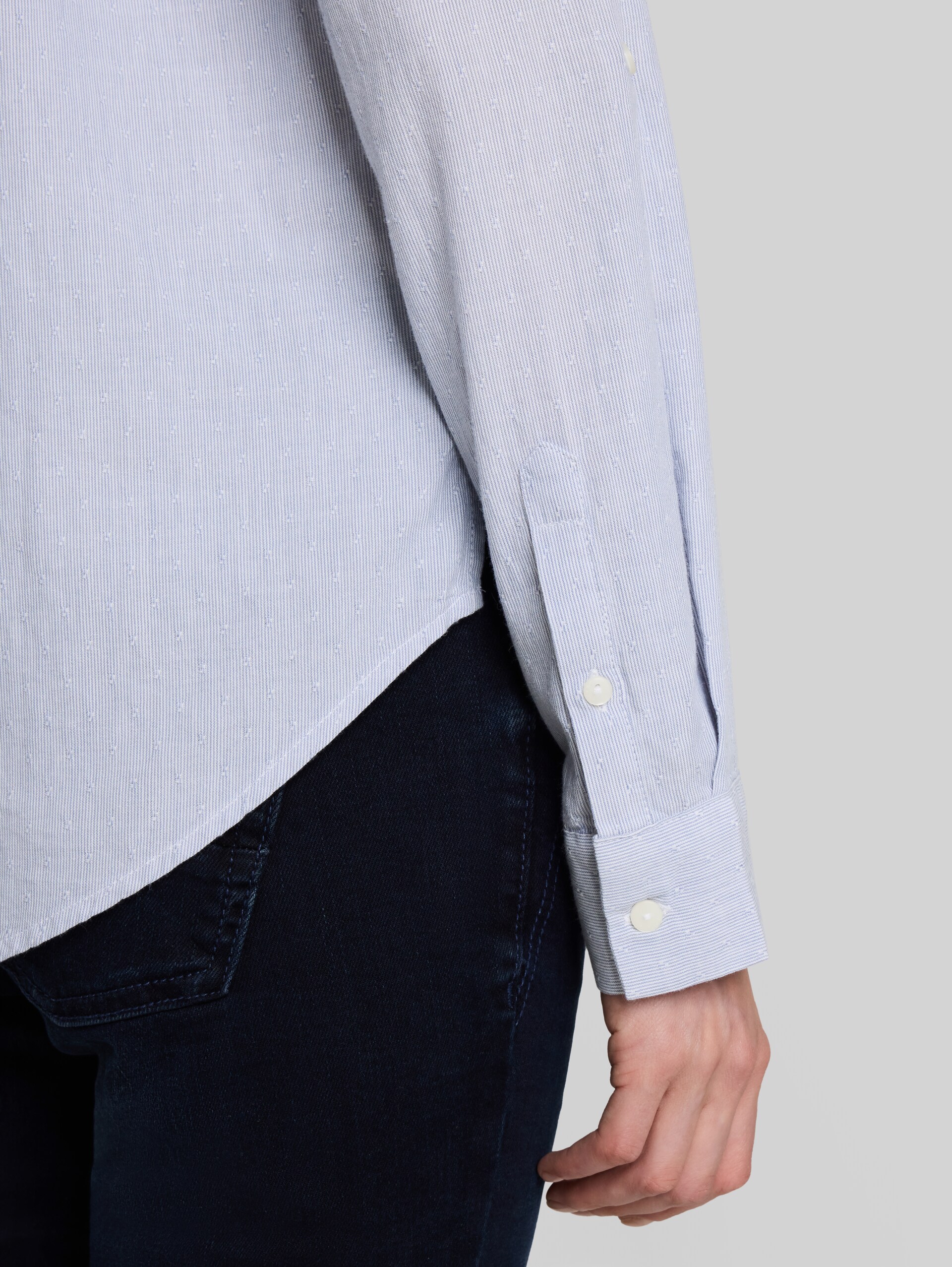 Hemdbluse mit Turn-up-Funktion - fern blue dobby - Detail-Model-Ansicht