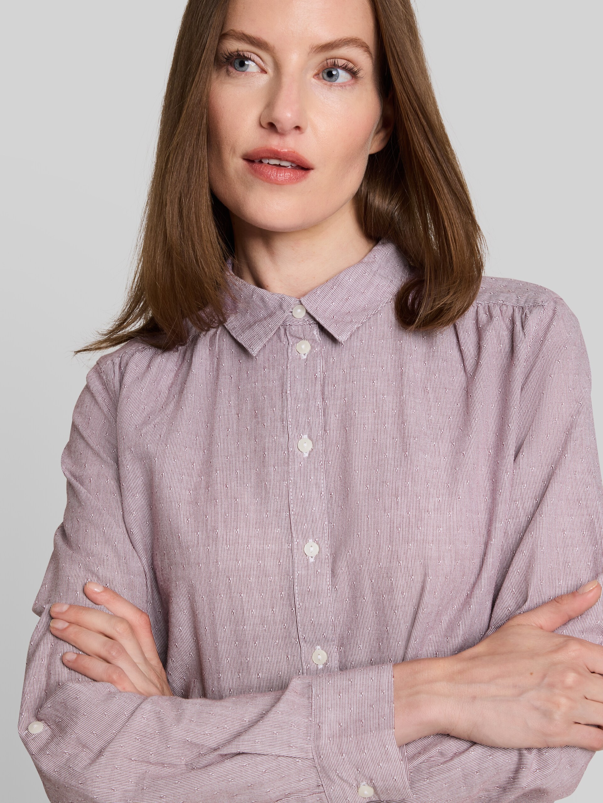 Overhemdblouse met omgeslagen boorden - preppy plum dobby - Detailaanzicht model