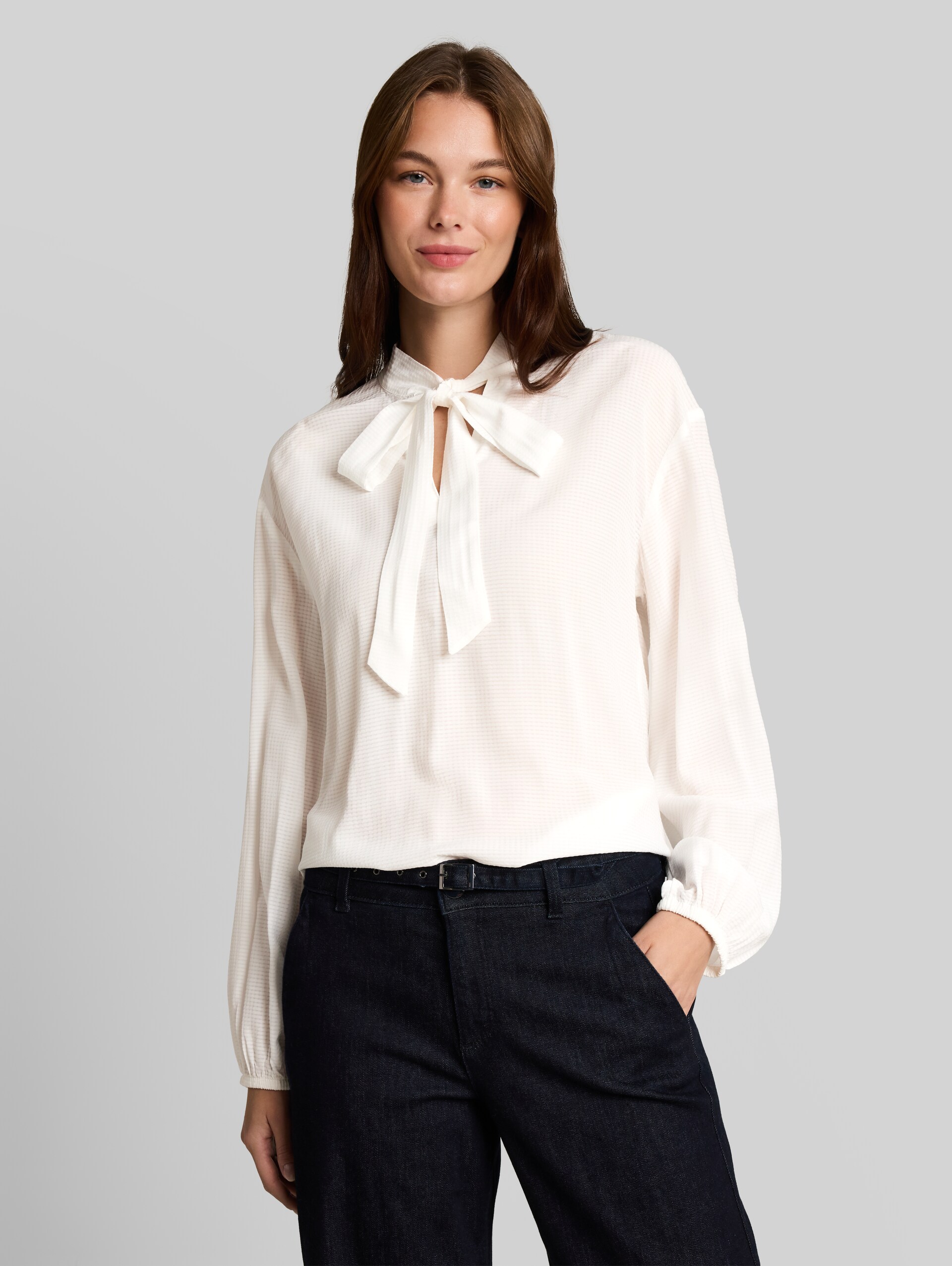Blouse met losse pasvorm en strikkragen - Whisper White - Nek model vooraanzicht