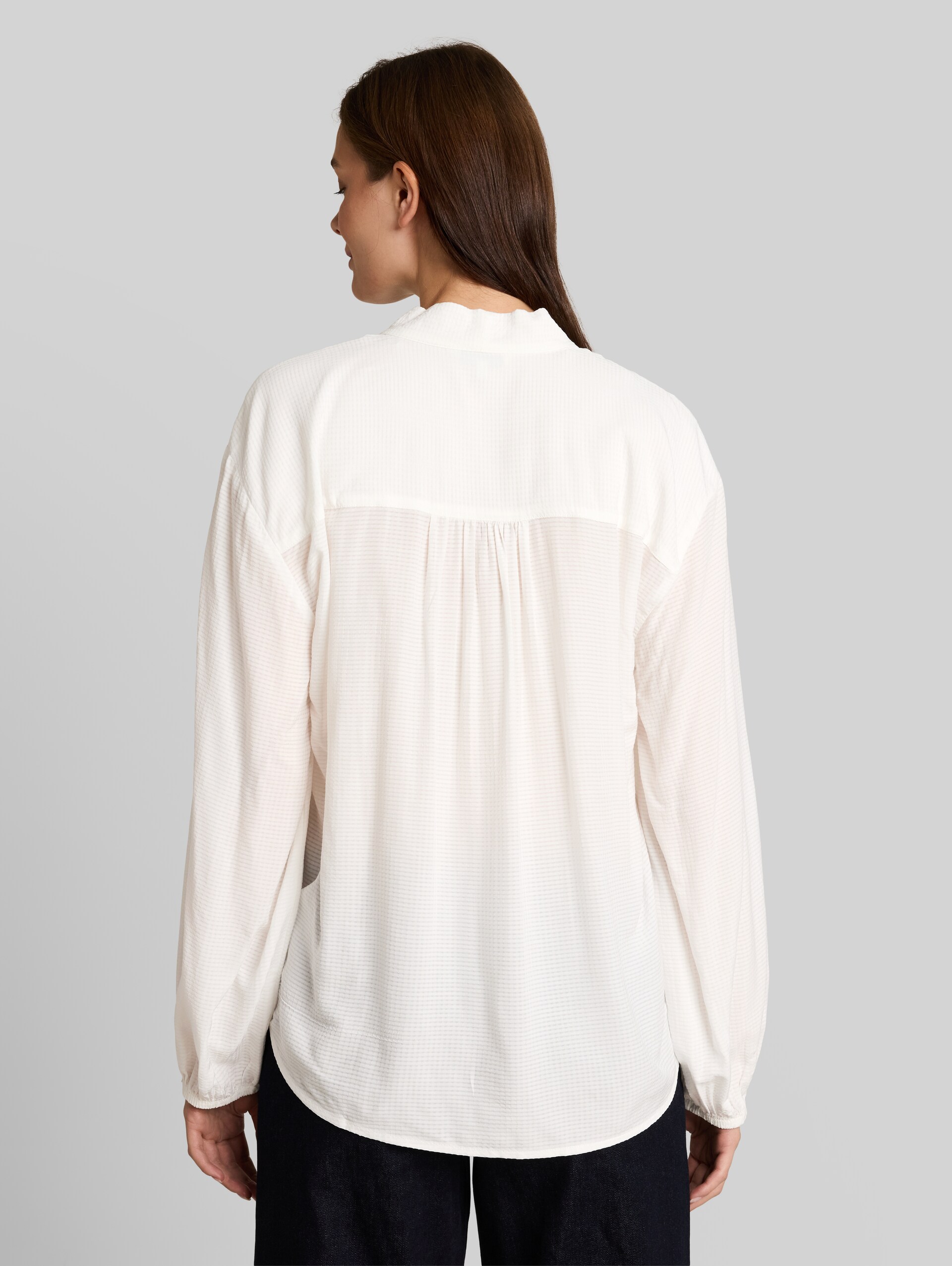 Blouse met losse pasvorm en strikkragen - Whisper White - Neklijn model-achteraanzicht