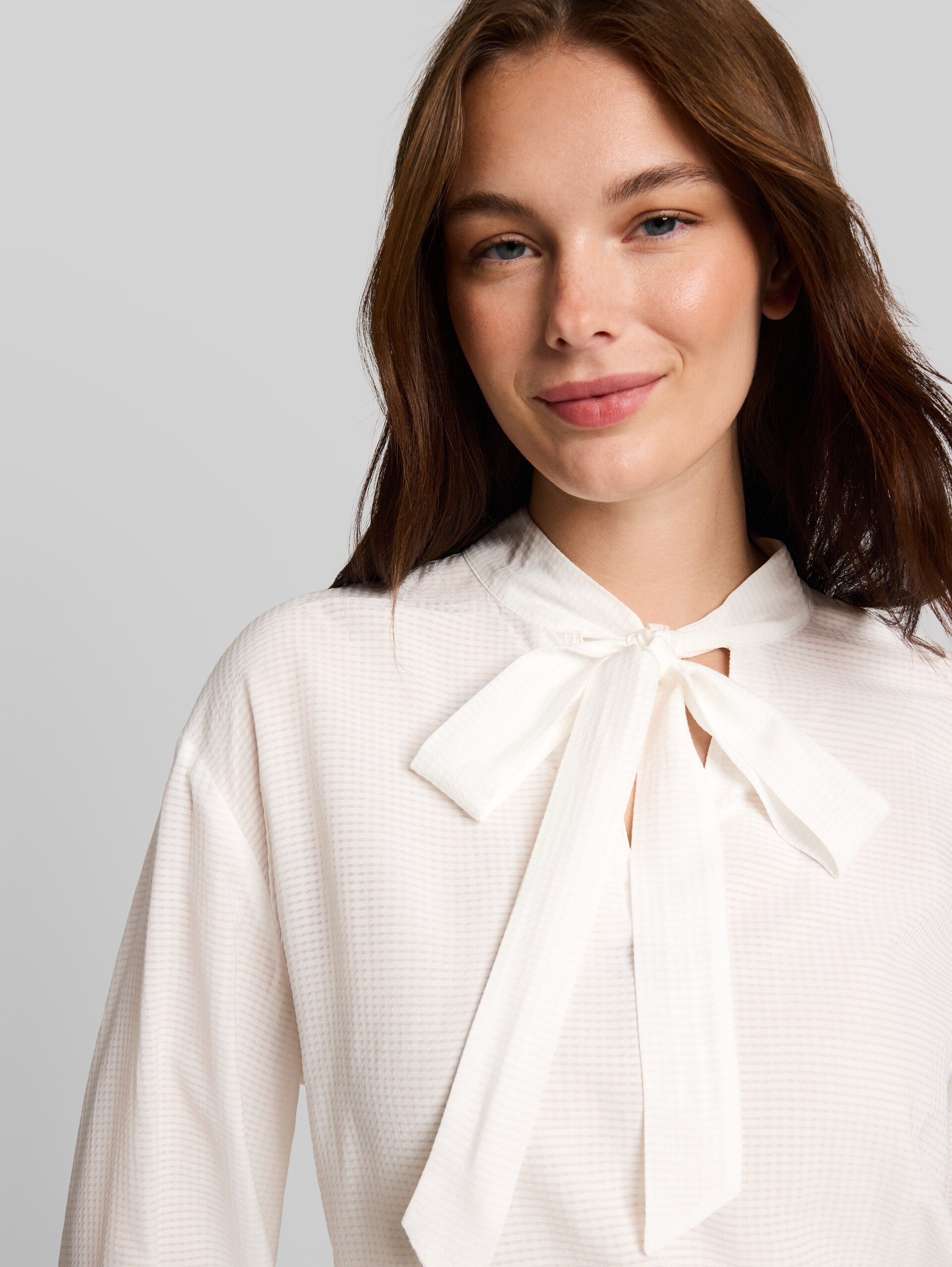 Blouse met losse pasvorm en strikkragen - Whisper White - Detailaanzicht model