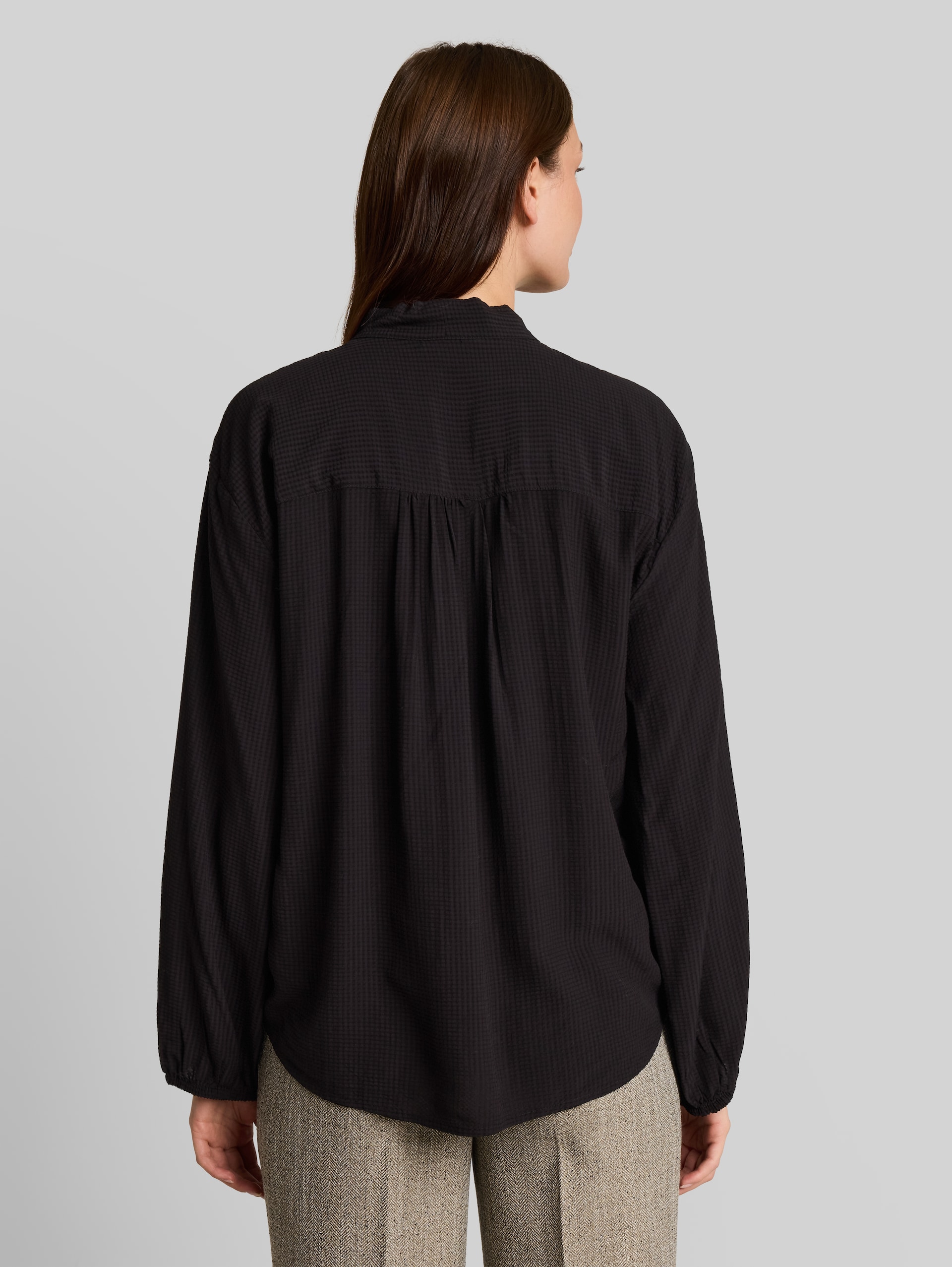 Loose Fit Bluse mit Schleifenkragen - deep black - Auschnitt Model-Rückansicht