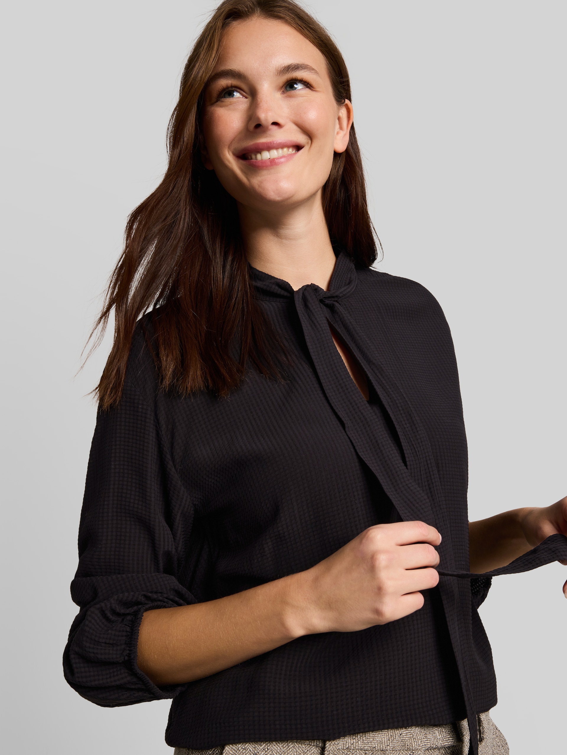 Loose Fit Bluse mit Schleifenkragen - deep black - Detail-Model-Ansicht