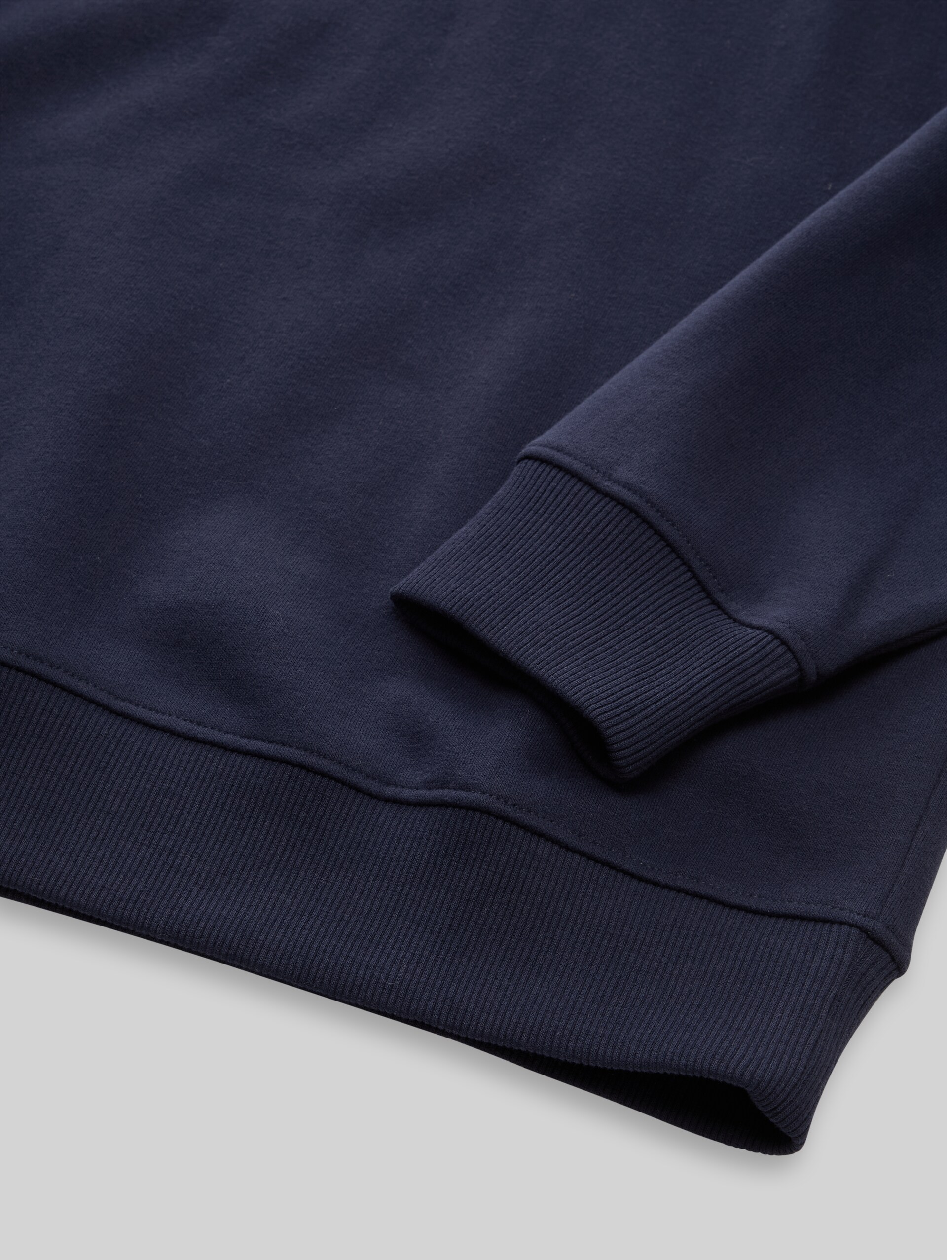Oversize Sweatshirt mit Rückenprint - Parisien Night Blue - Detail-Model-Ansicht