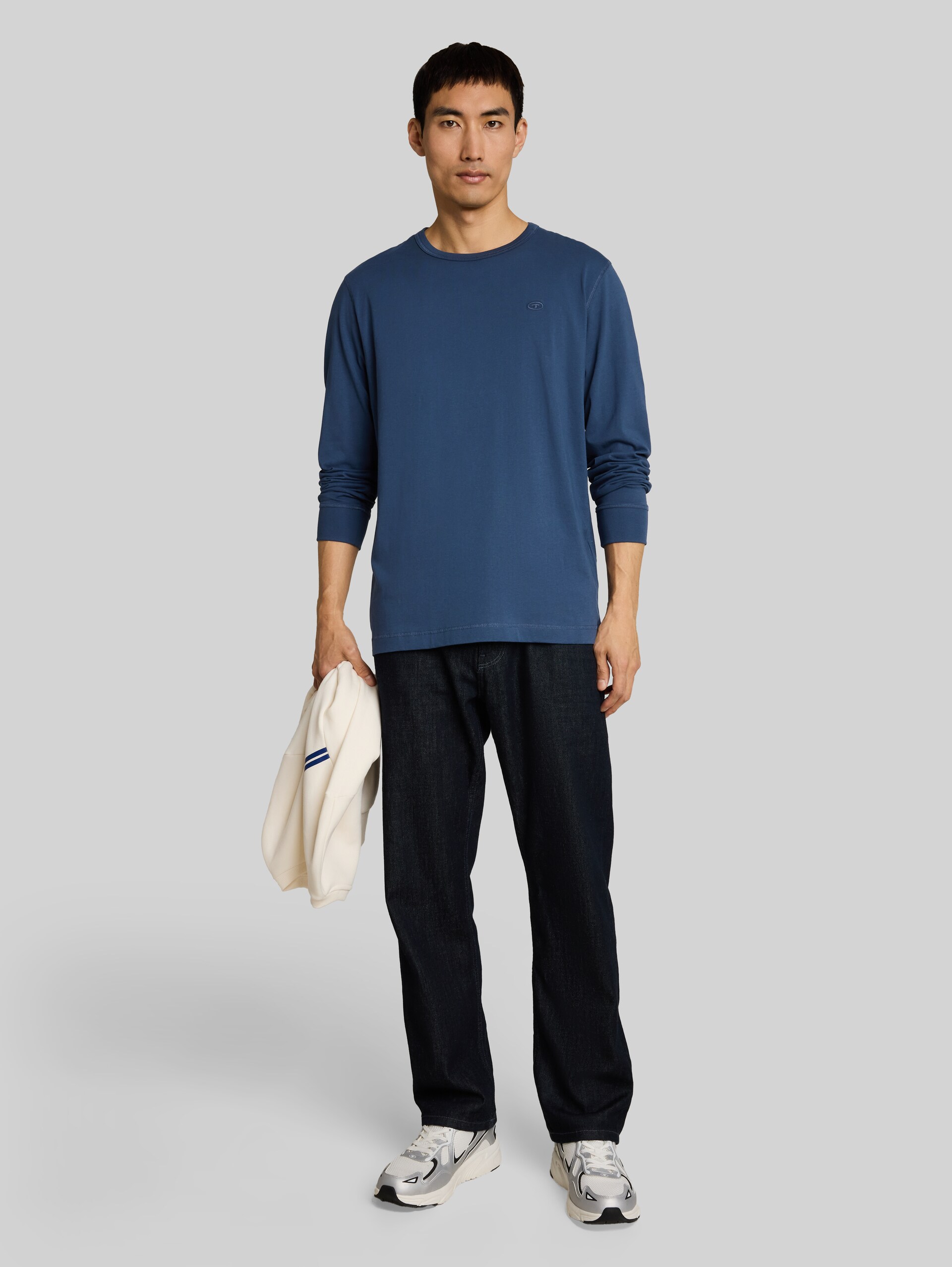 Basic katoenen shirt met lange mouwen - Dark Duck Blue - Model vooraanzicht