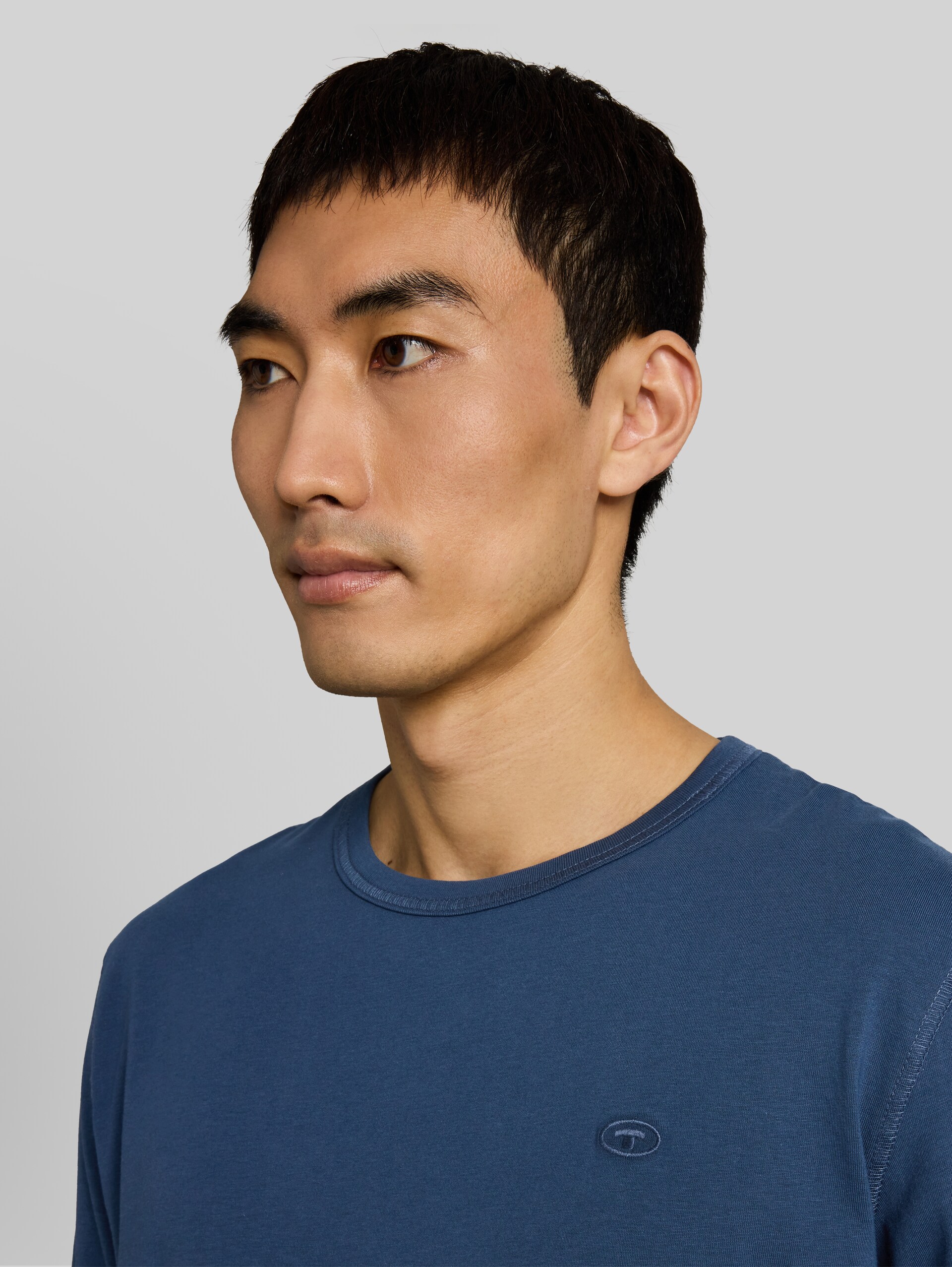 Basic katoenen shirt met lange mouwen - Dark Duck Blue - Detailaanzicht model