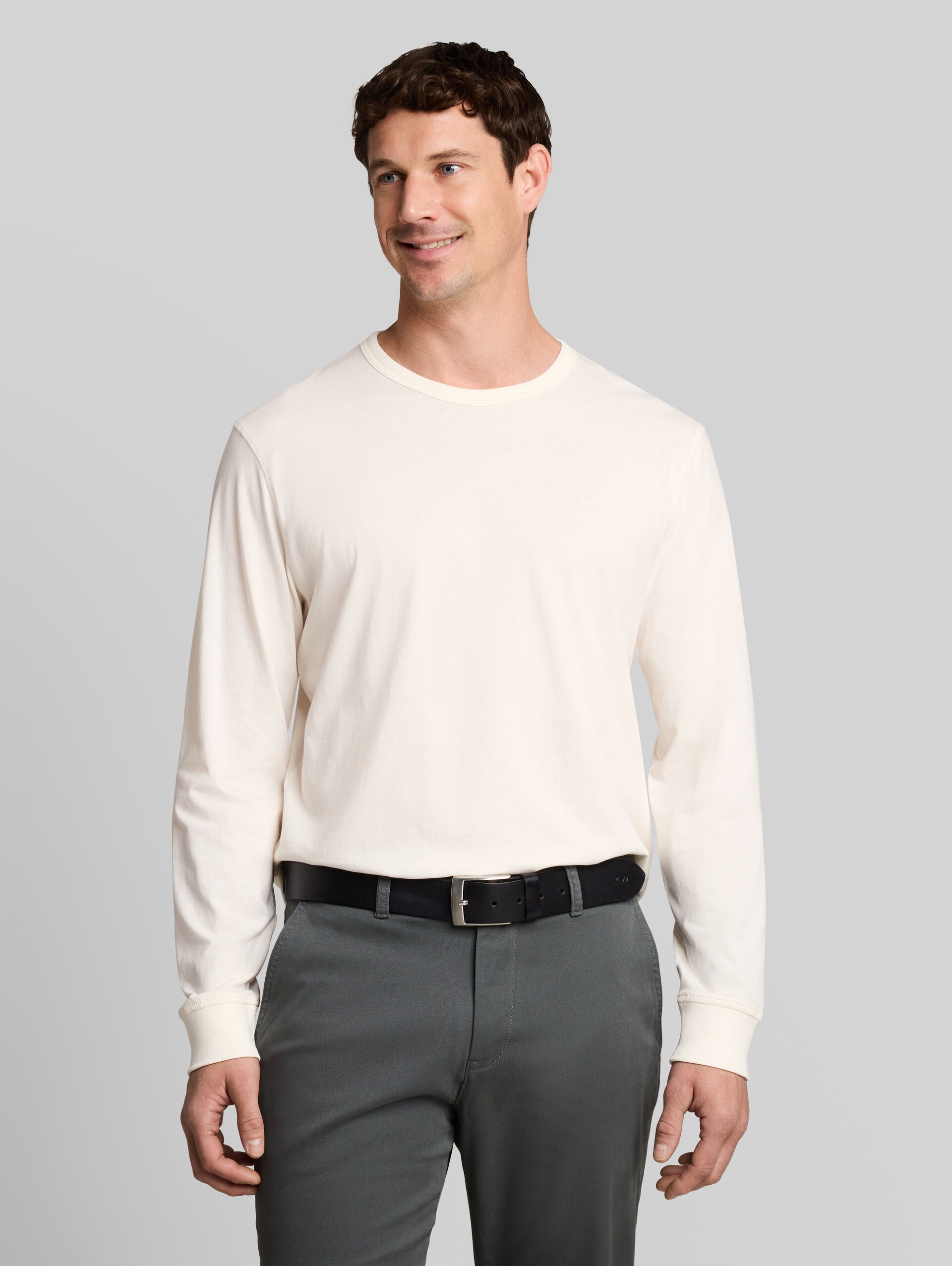 Basic Langarmshirt aus Baumwolle - Gardenia White - Ausschnitt Model-Vorderansicht