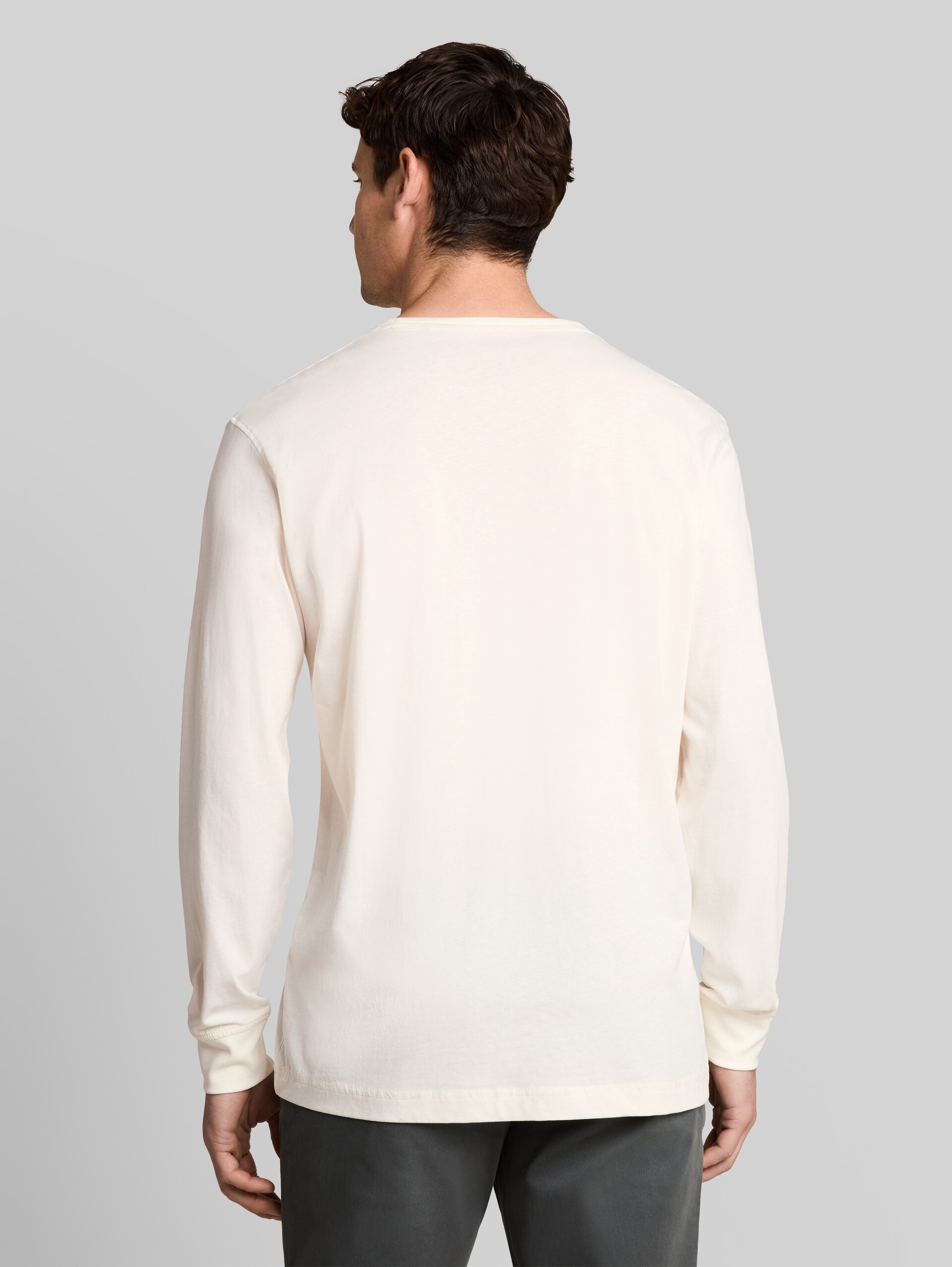 Basic Langarmshirt aus Baumwolle - Gardenia White - Auschnitt Model-Rückansicht