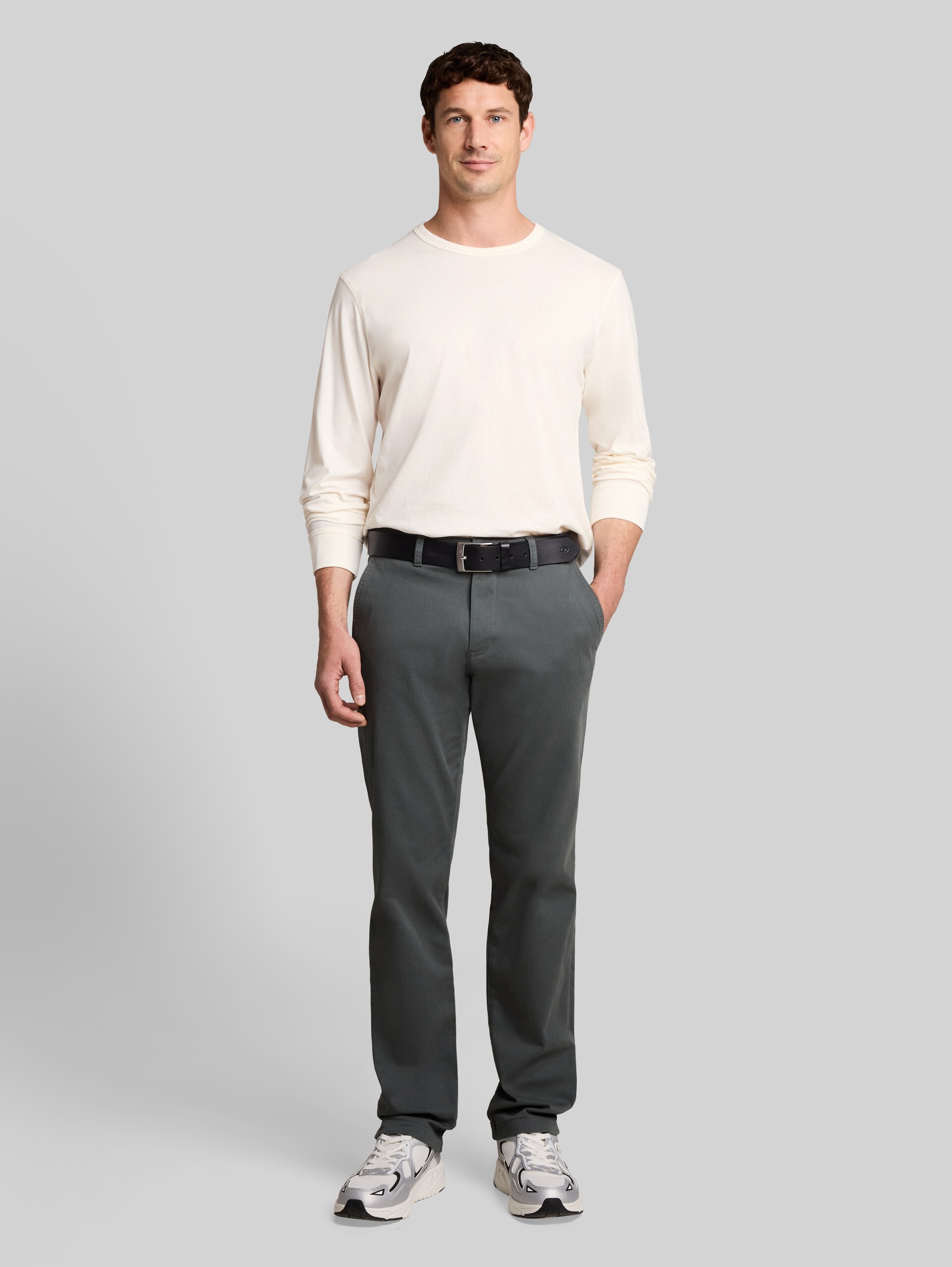 Basic Langarmshirt aus Baumwolle - Gardenia White - Model-Vorderansicht