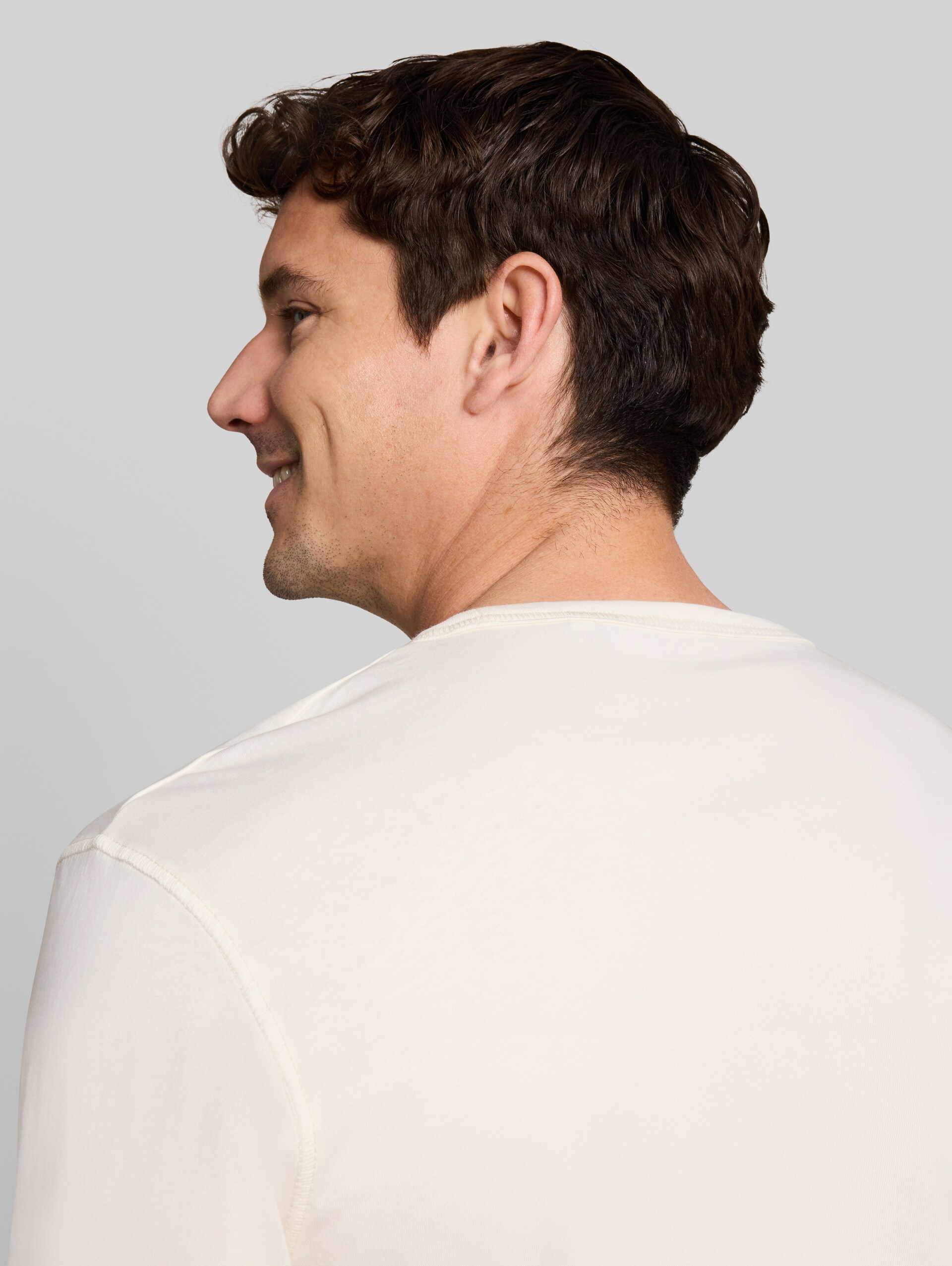Basic Langarmshirt aus Baumwolle - Gardenia White - Detail-Model-Ansicht