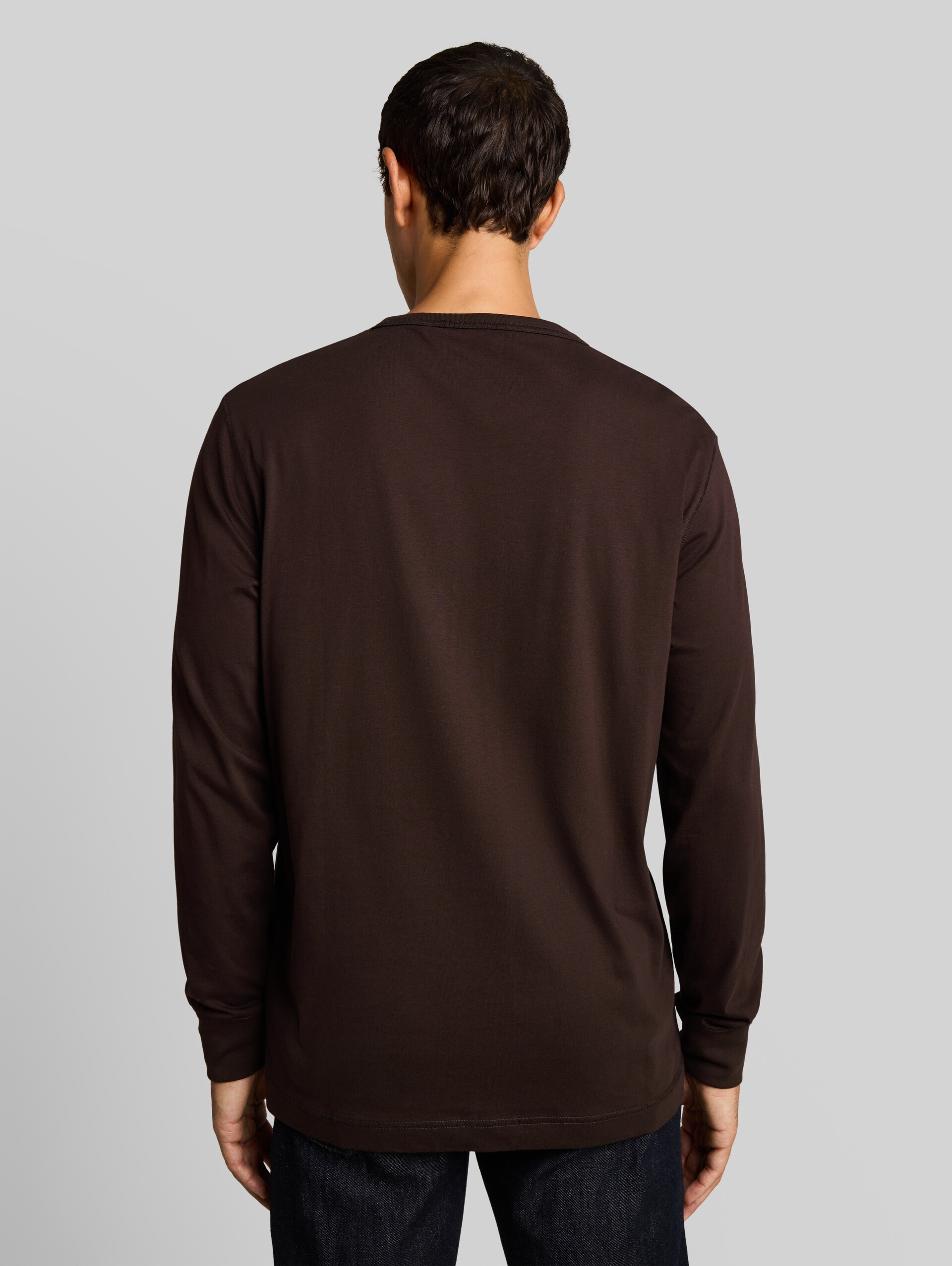Basic Langarmshirt aus Baumwolle - Dark Chocolate Brown - Auschnitt Model-Rückansicht