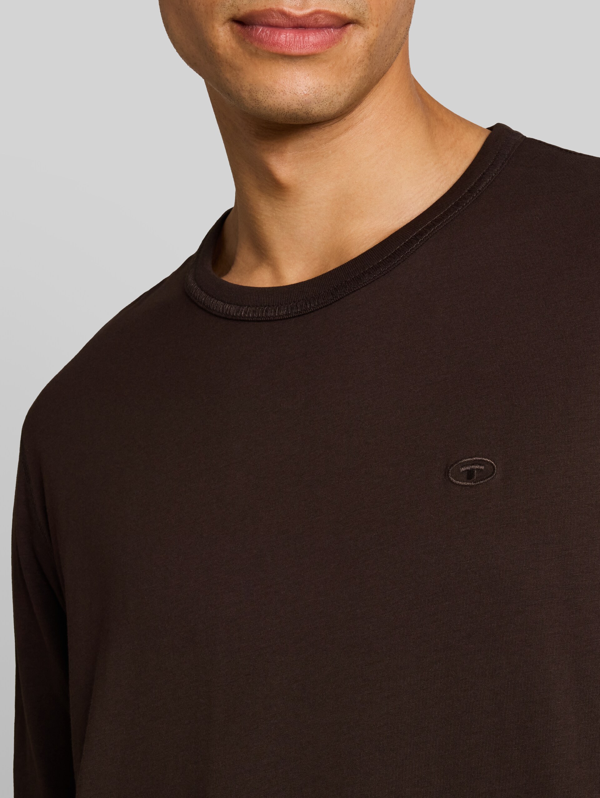 Basic Langarmshirt aus Baumwolle - Dark Chocolate Brown - Detail-Model-Ansicht