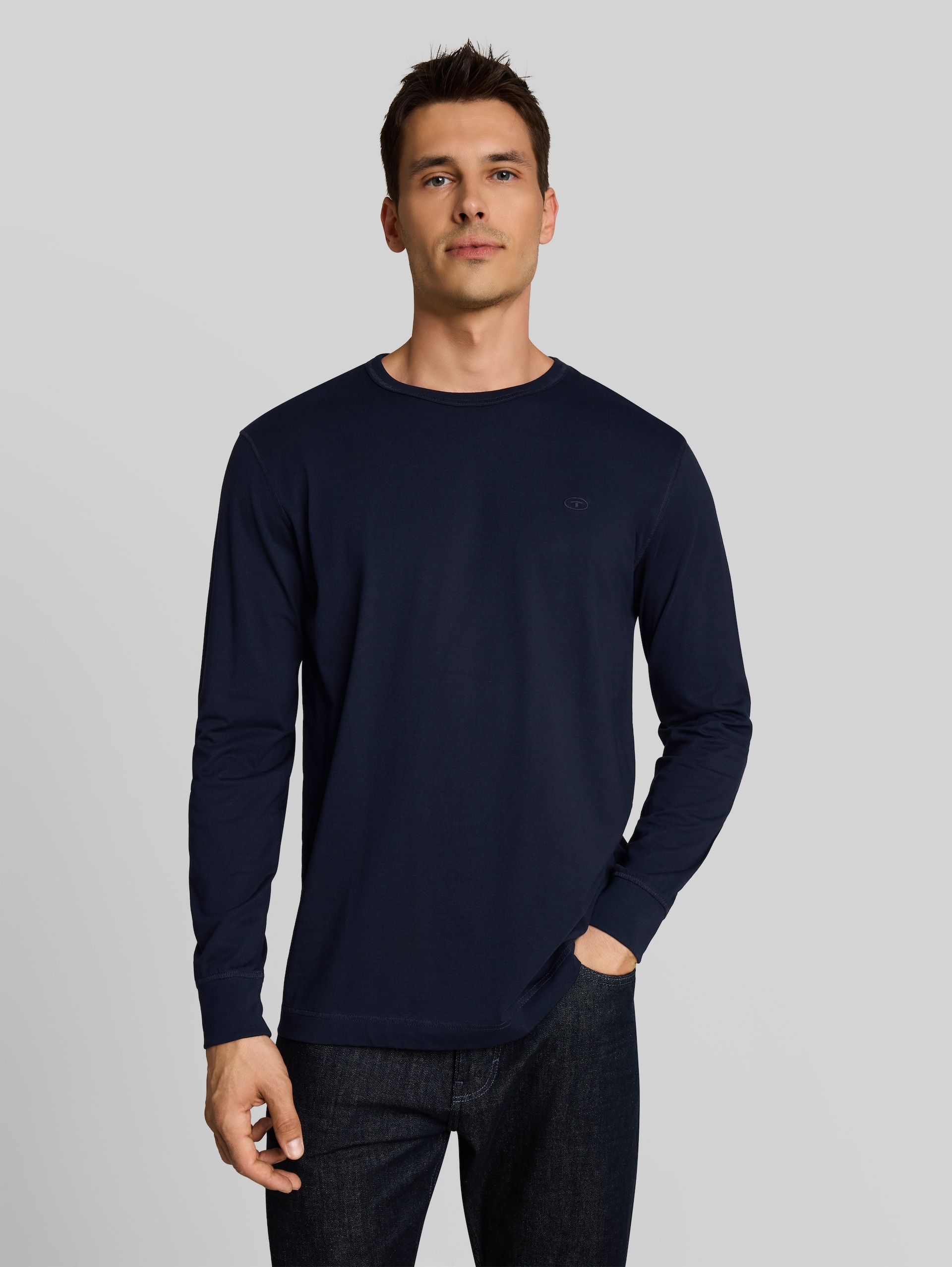 Basic Langarmshirt aus Baumwolle - sky captain blue - Ausschnitt Model-Vorderansicht