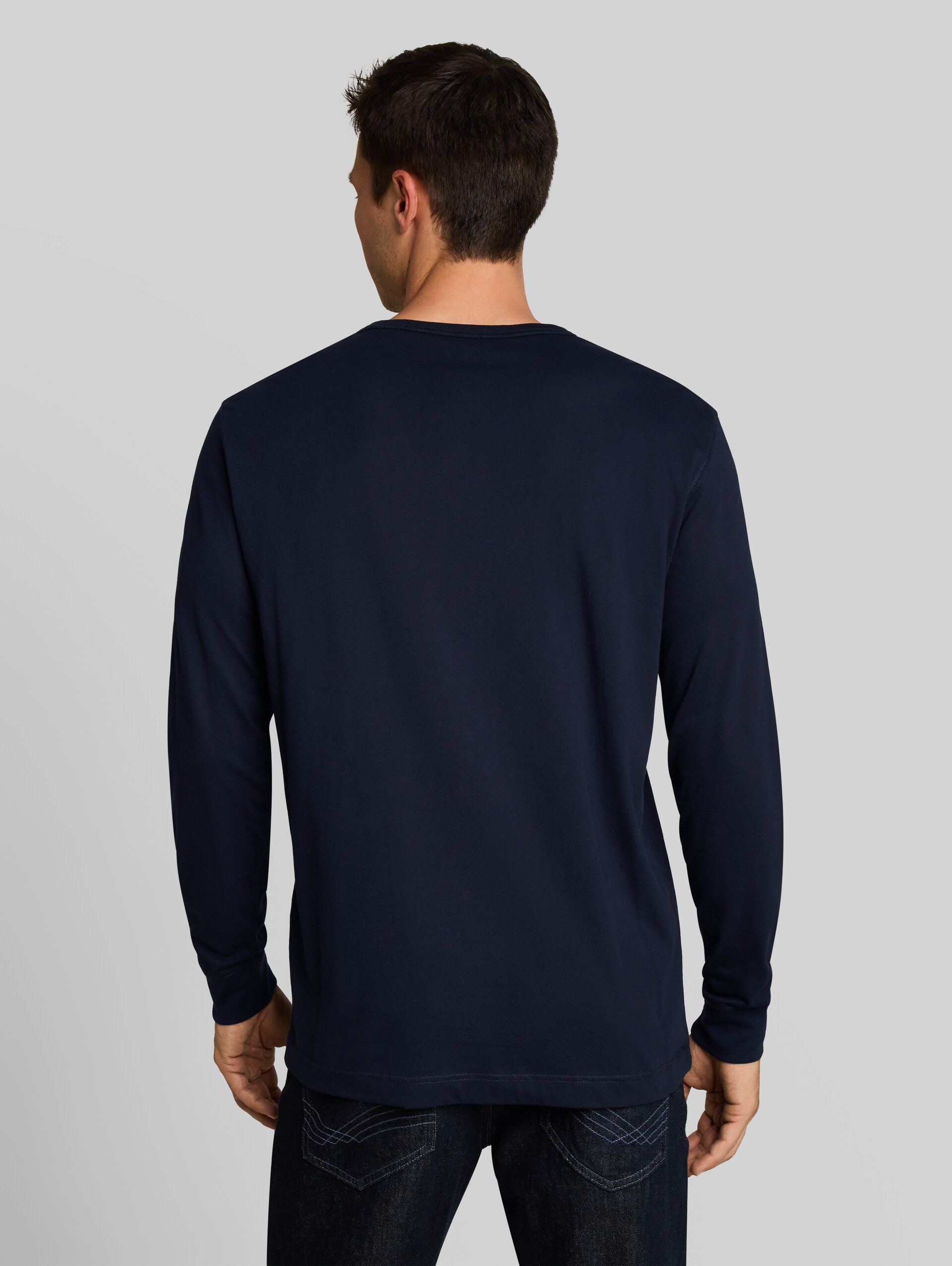 Basic Langarmshirt aus Baumwolle - sky captain blue - Auschnitt Model-Rückansicht