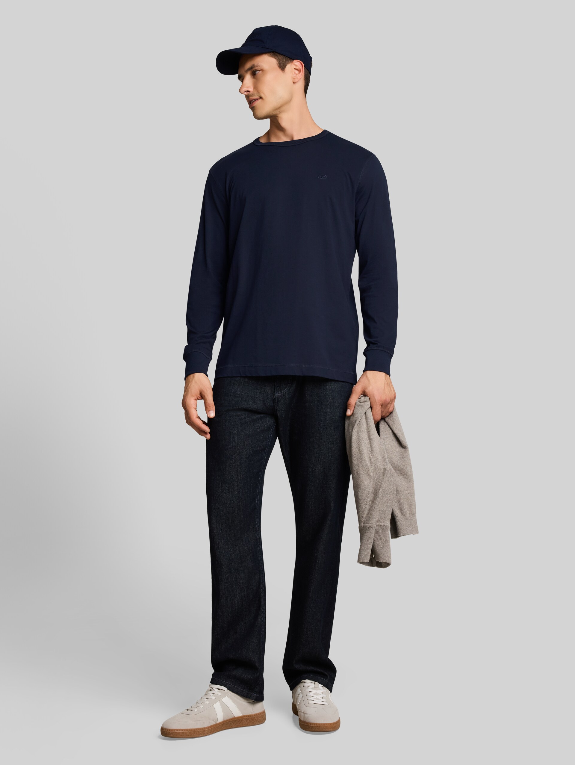 Basic Langarmshirt aus Baumwolle - sky captain blue - Model-Vorderansicht