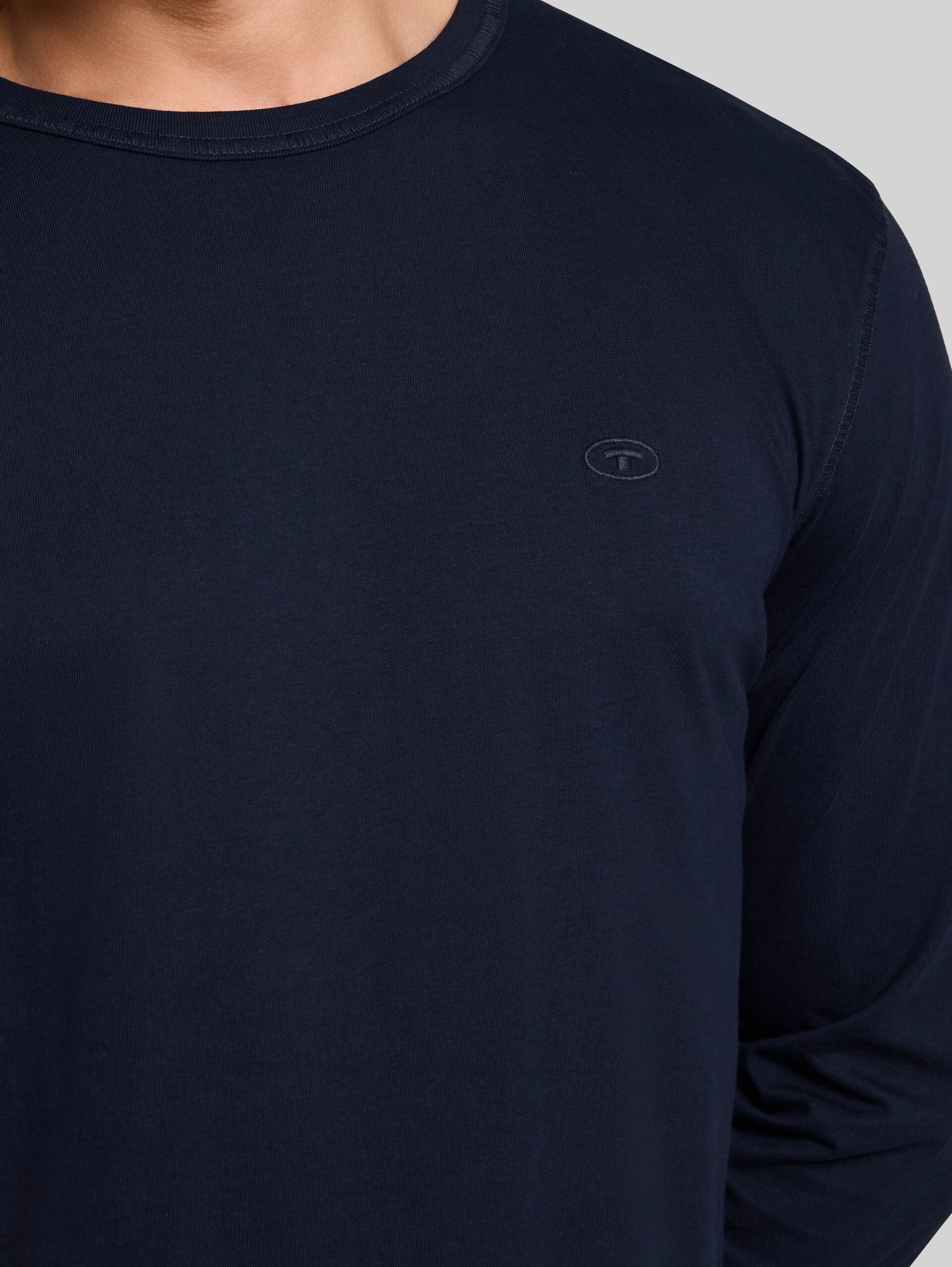 Basic Langarmshirt aus Baumwolle - sky captain blue - Detail-Model-Ansicht