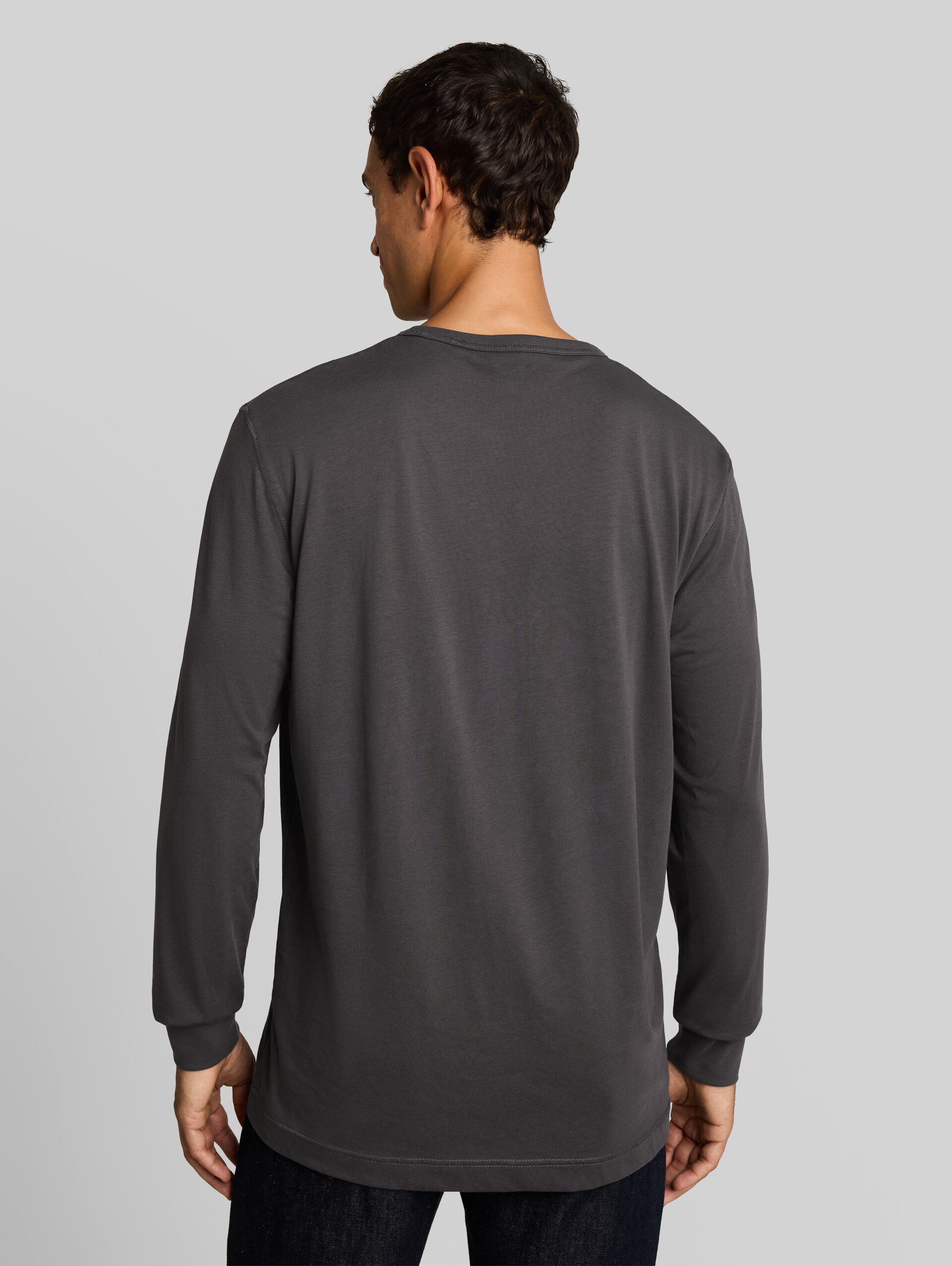Basic Langarmshirt aus Baumwolle - Tarmac Grey - Auschnitt Model-Rückansicht