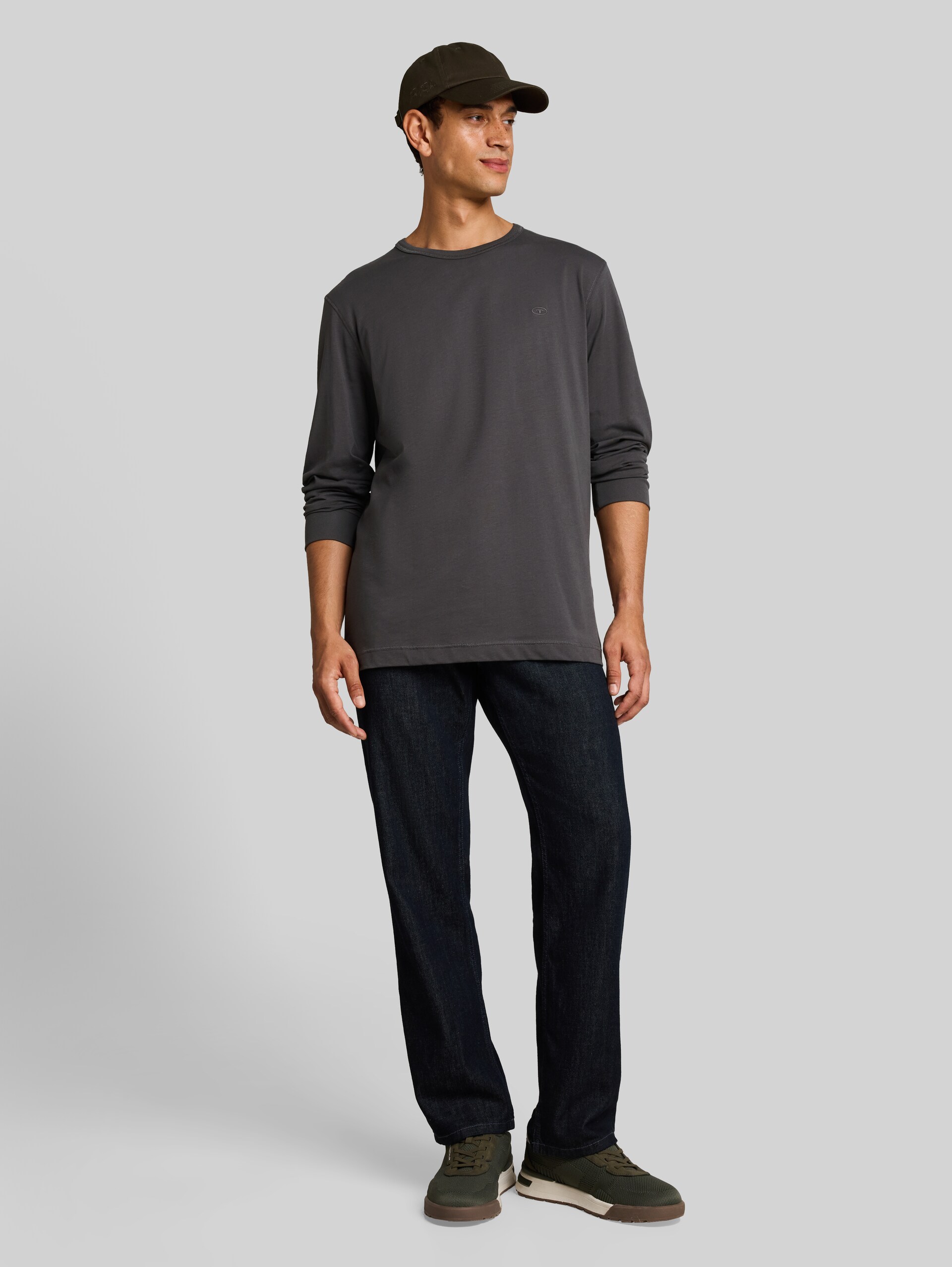 Basic Langarmshirt aus Baumwolle - Tarmac Grey - Model-Vorderansicht