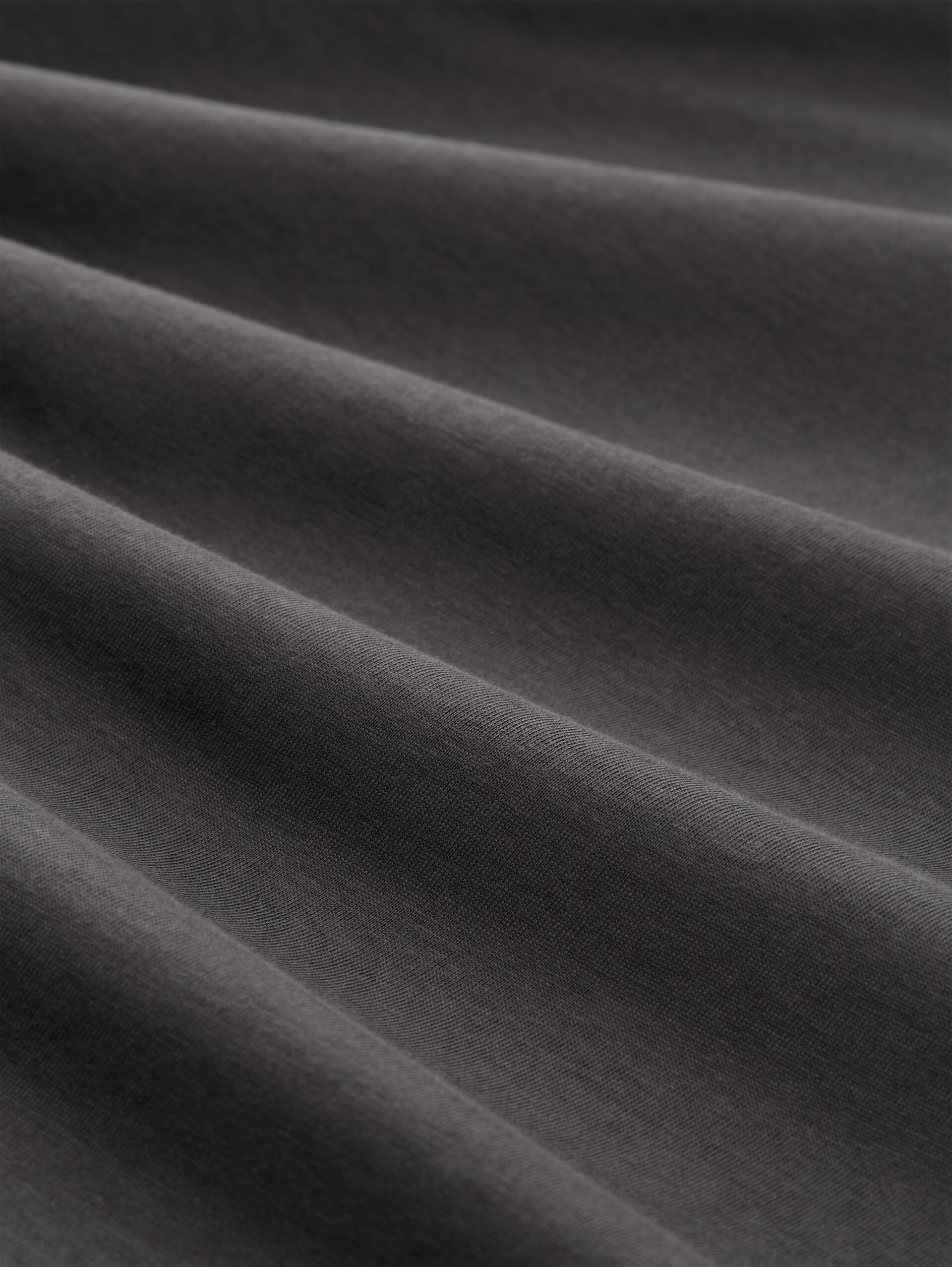 Basic Langarmshirt aus Baumwolle - Tarmac Grey - Material-Ansicht