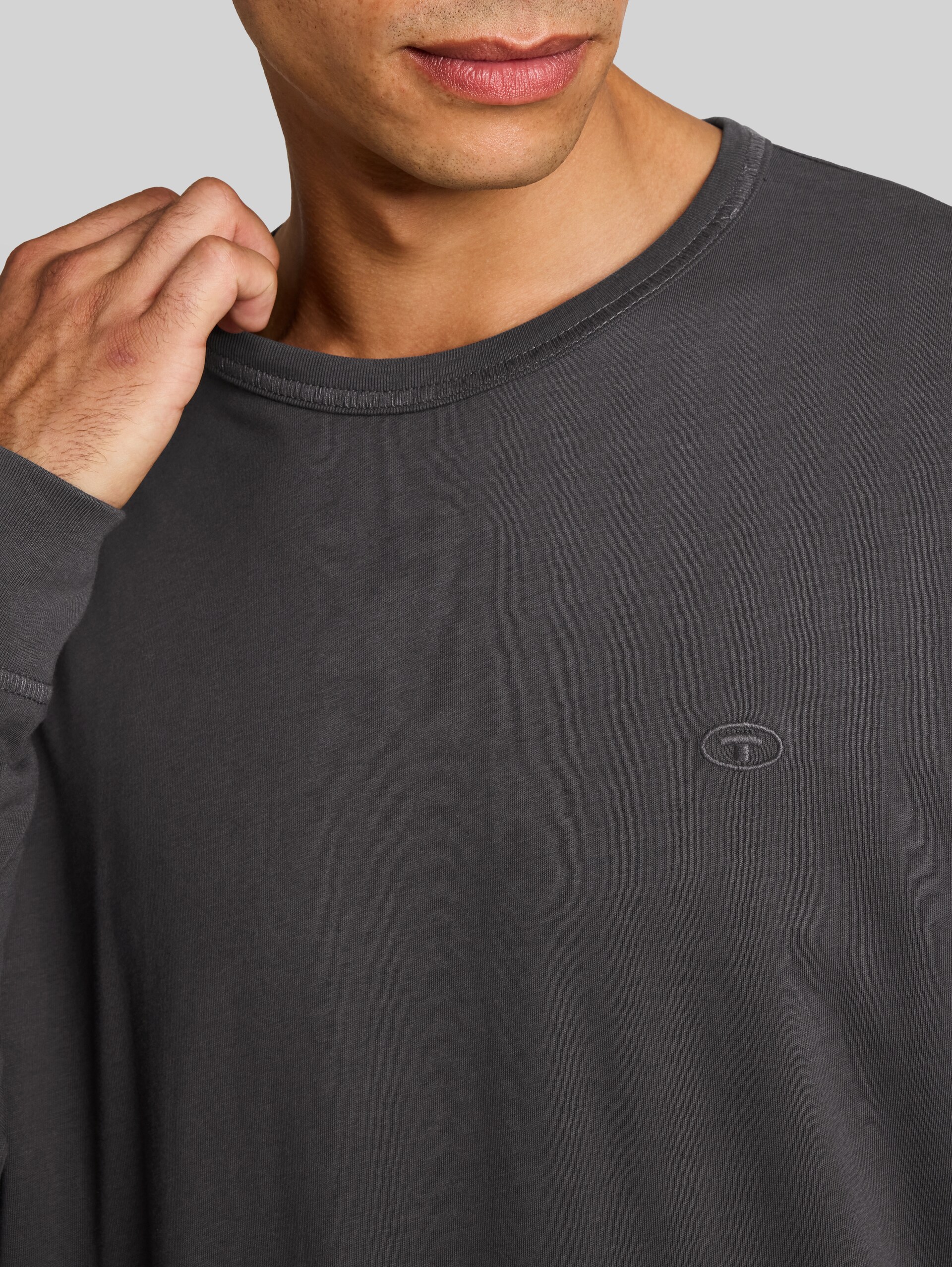 Basic Langarmshirt aus Baumwolle - Tarmac Grey - Detail-Model-Ansicht