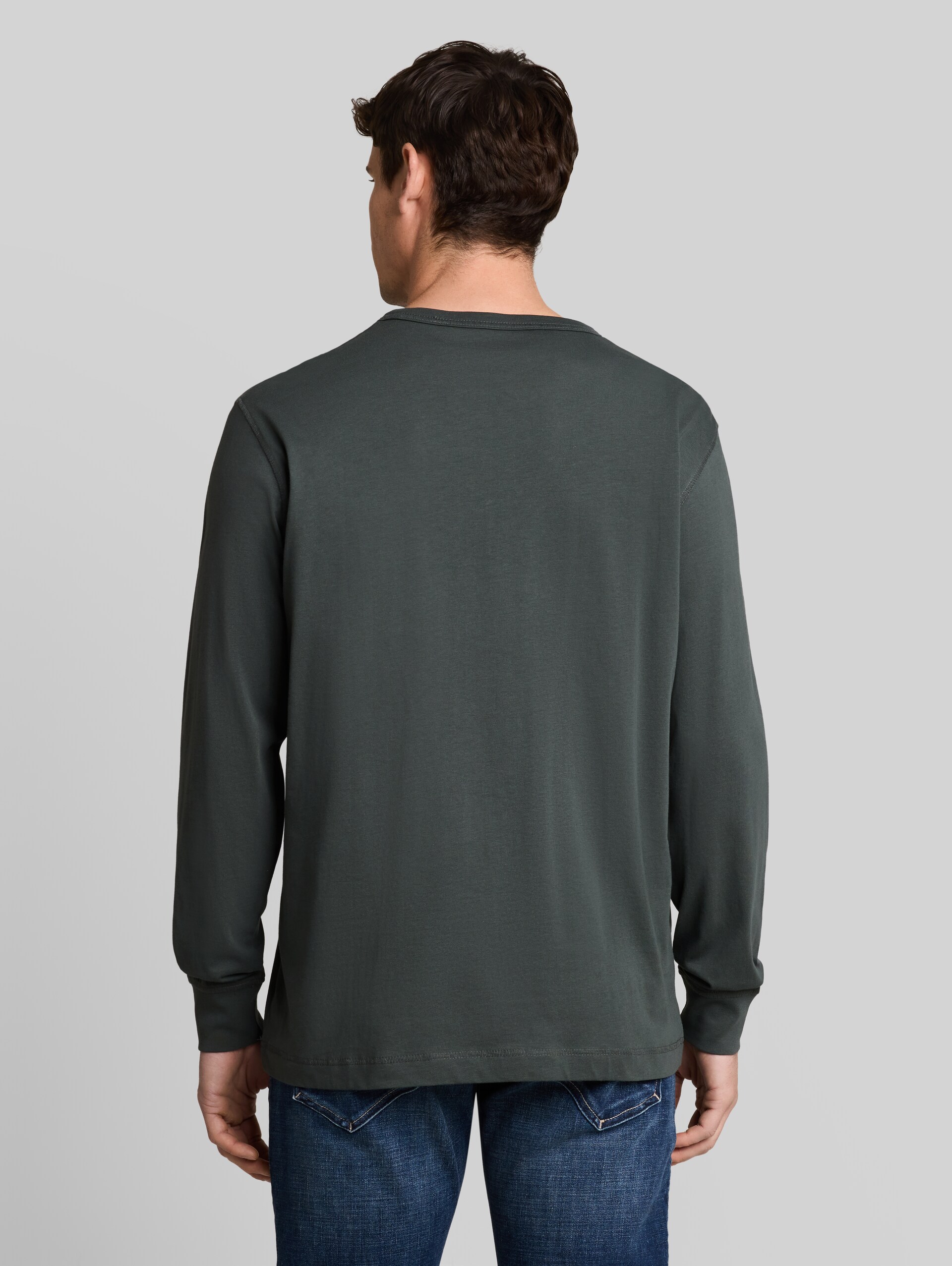 Basic katoenen shirt met lange mouwen - Darkest Olive - Neklijn model-achteraanzicht