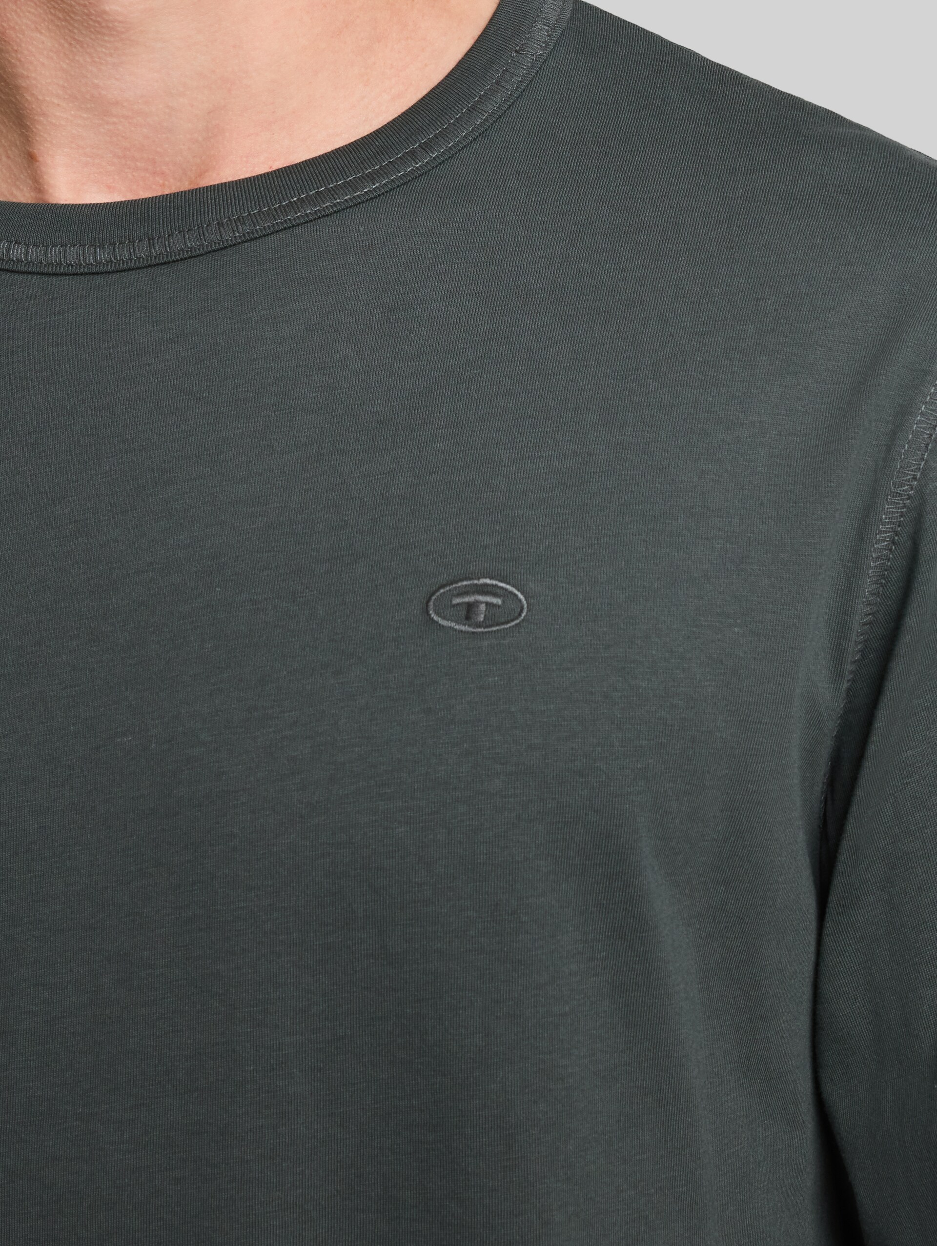Basic katoenen shirt met lange mouwen - Darkest Olive - Detailaanzicht model