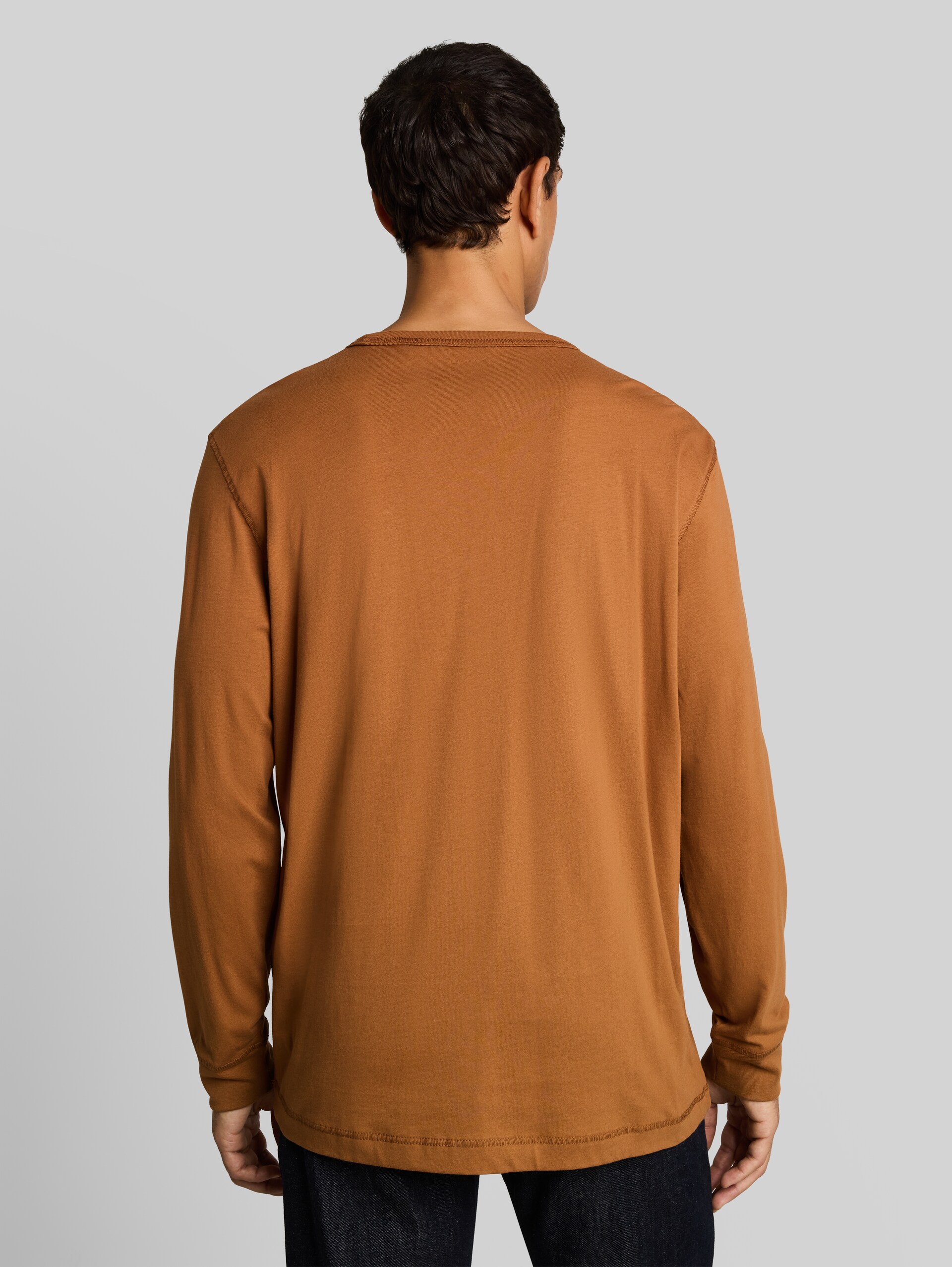 Basic Langarmshirt aus Baumwolle - bright camel brown - Auschnitt Model-Rückansicht