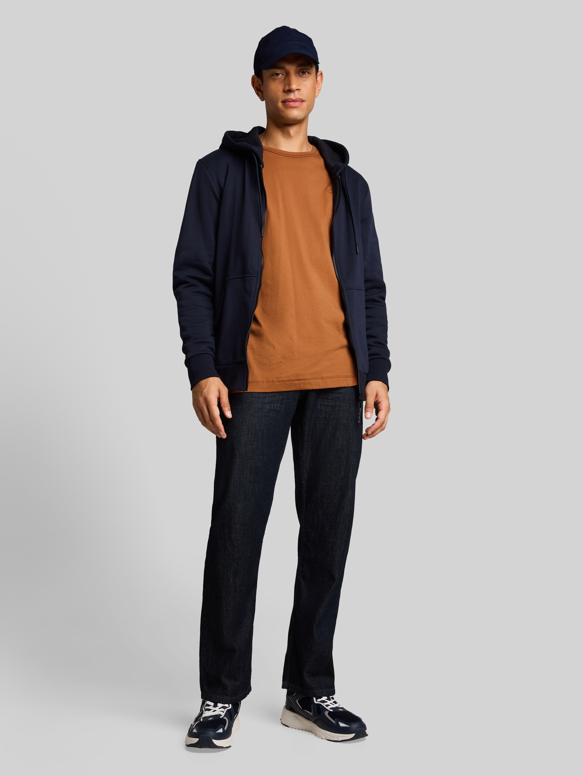 Basic Langarmshirt aus Baumwolle - bright camel brown - Model-Vorderansicht