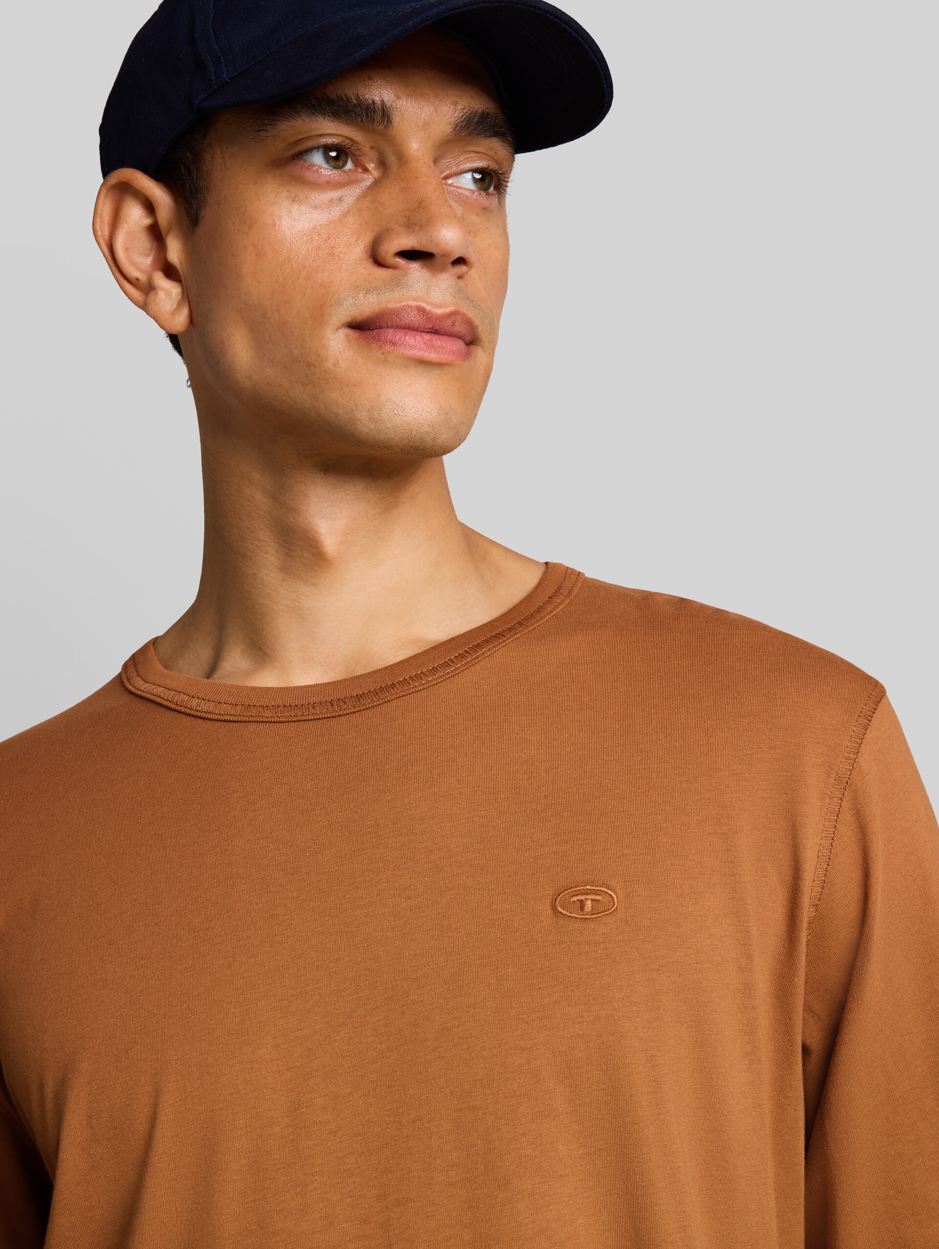 Basic Langarmshirt aus Baumwolle - bright camel brown - Detail-Model-Ansicht