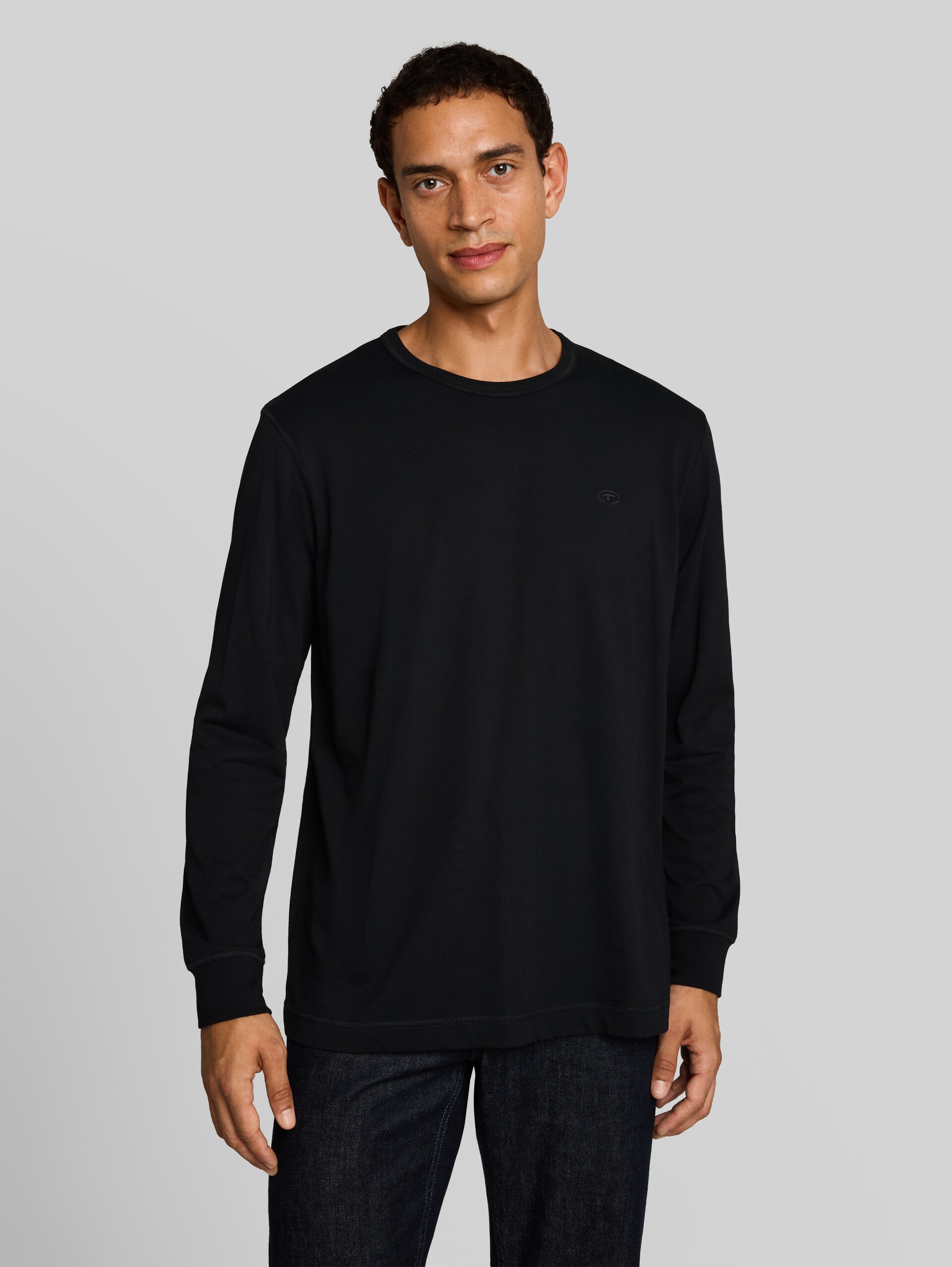 Basic Langarmshirt aus Baumwolle - Black - Ausschnitt Model-Vorderansicht