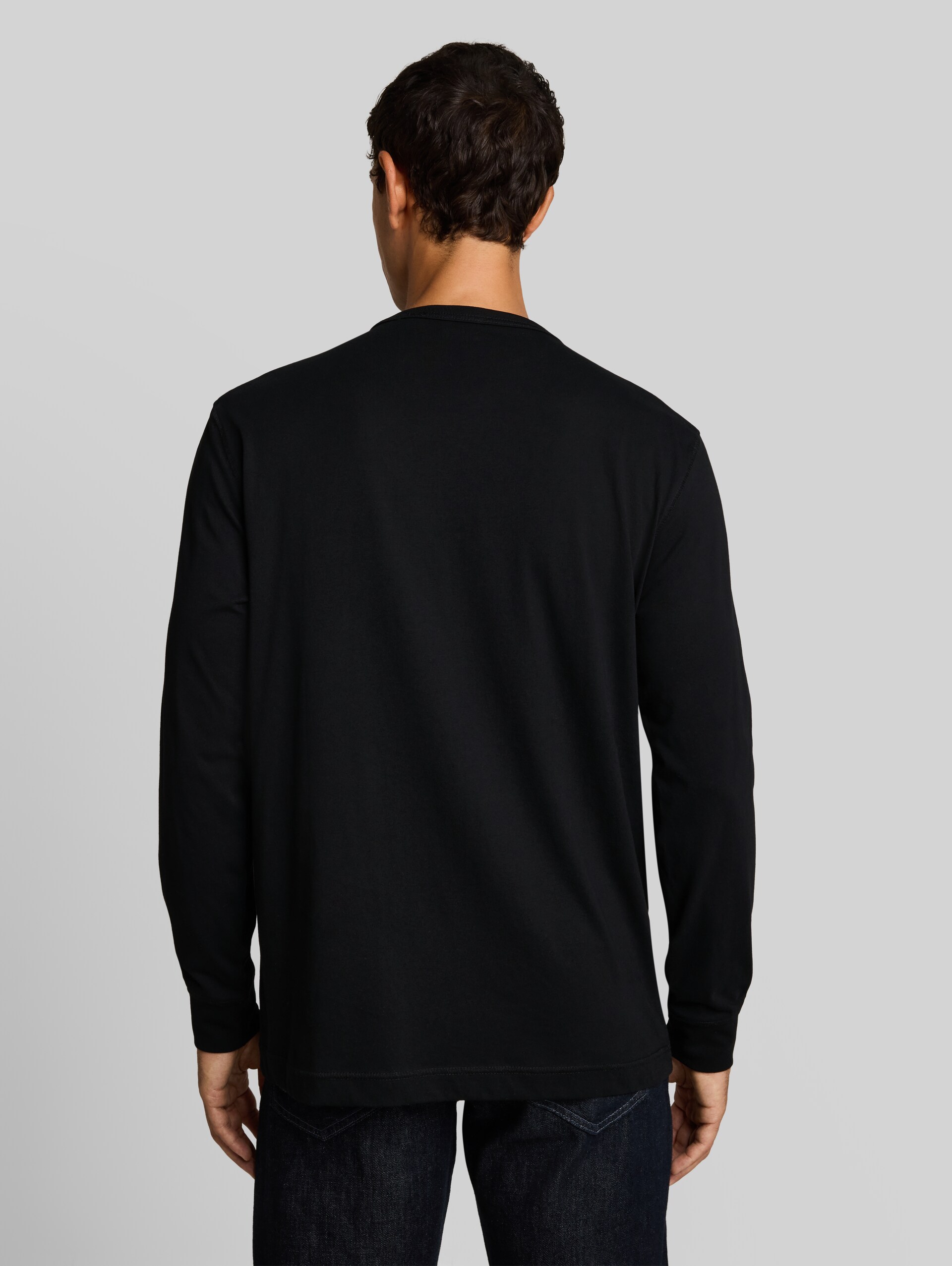 Basic Langarmshirt aus Baumwolle - Black - Auschnitt Model-Rückansicht