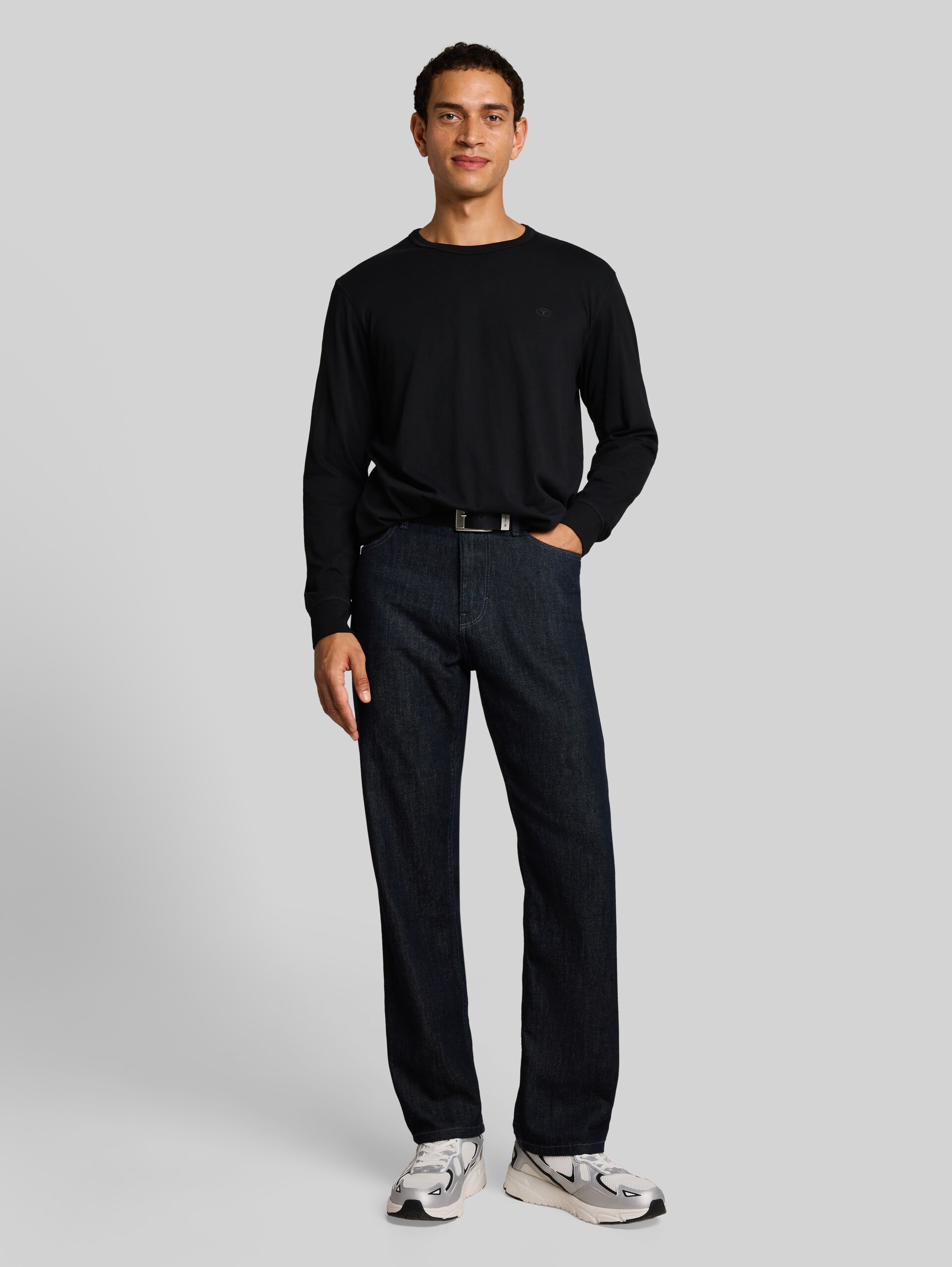 Basic Langarmshirt aus Baumwolle - Black - Model-Vorderansicht
