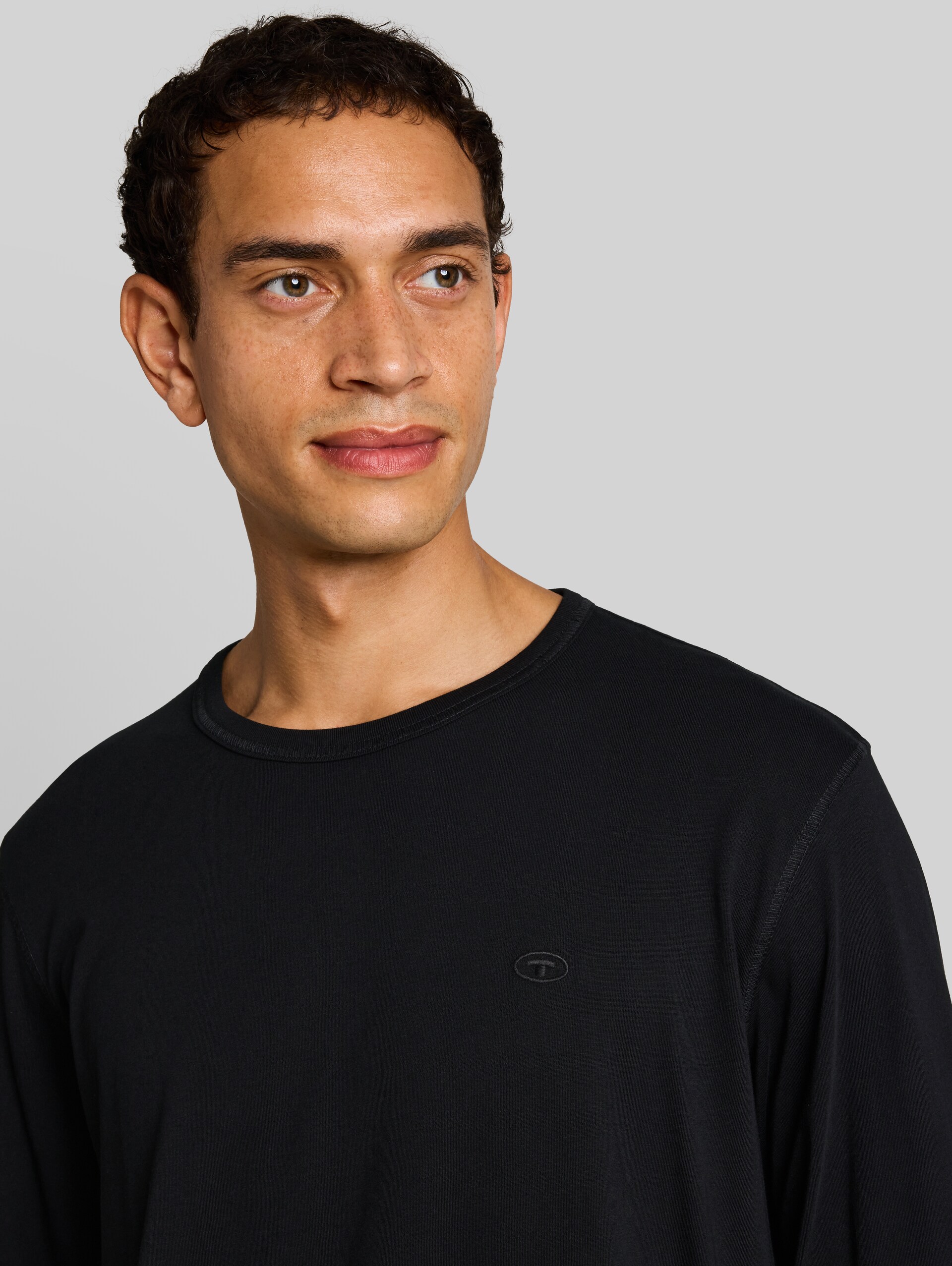 Basic Langarmshirt aus Baumwolle - Black - Detail-Model-Ansicht
