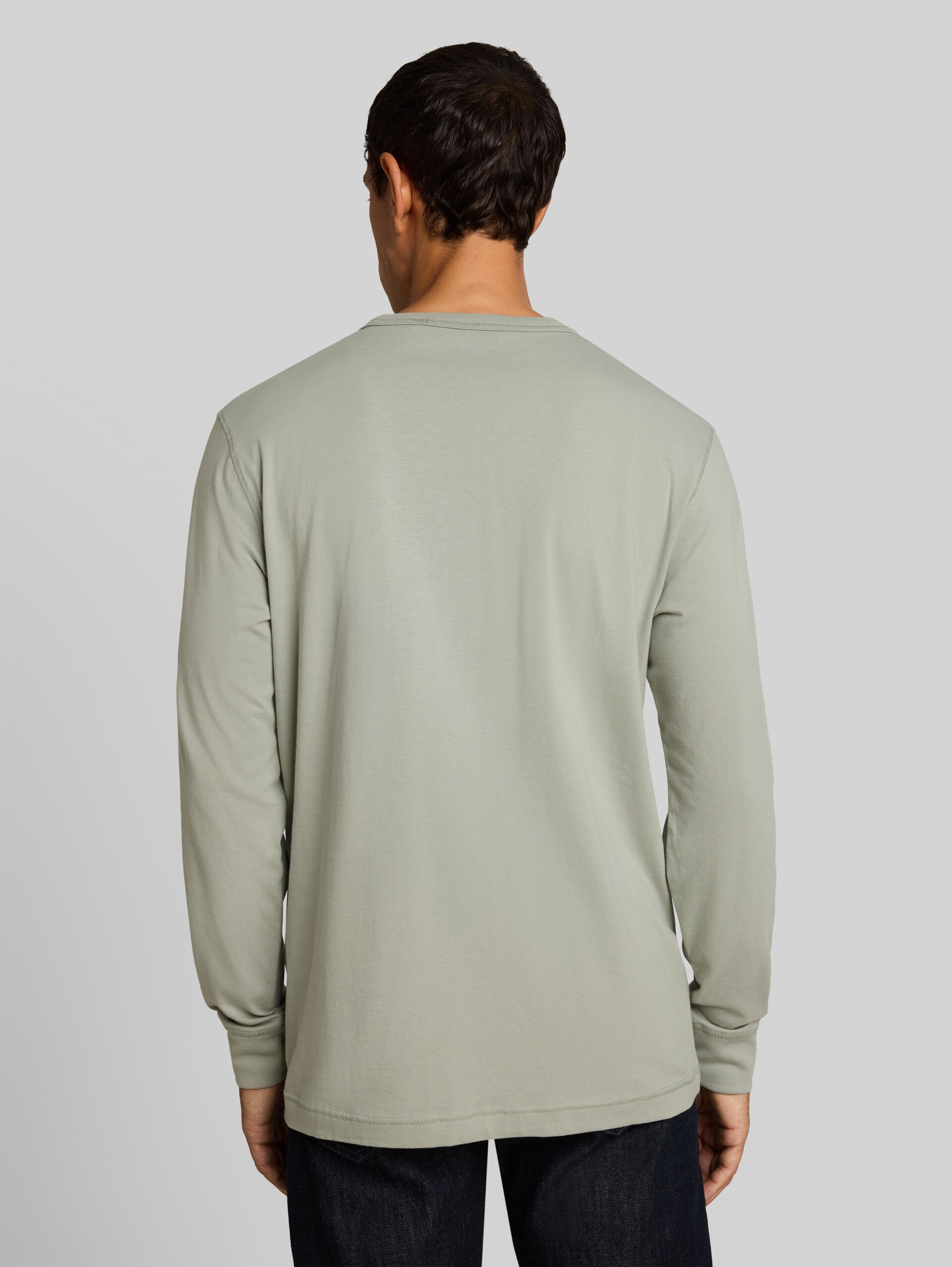 Basic Langarmshirt aus Baumwolle - iron mint - Auschnitt Model-Rückansicht