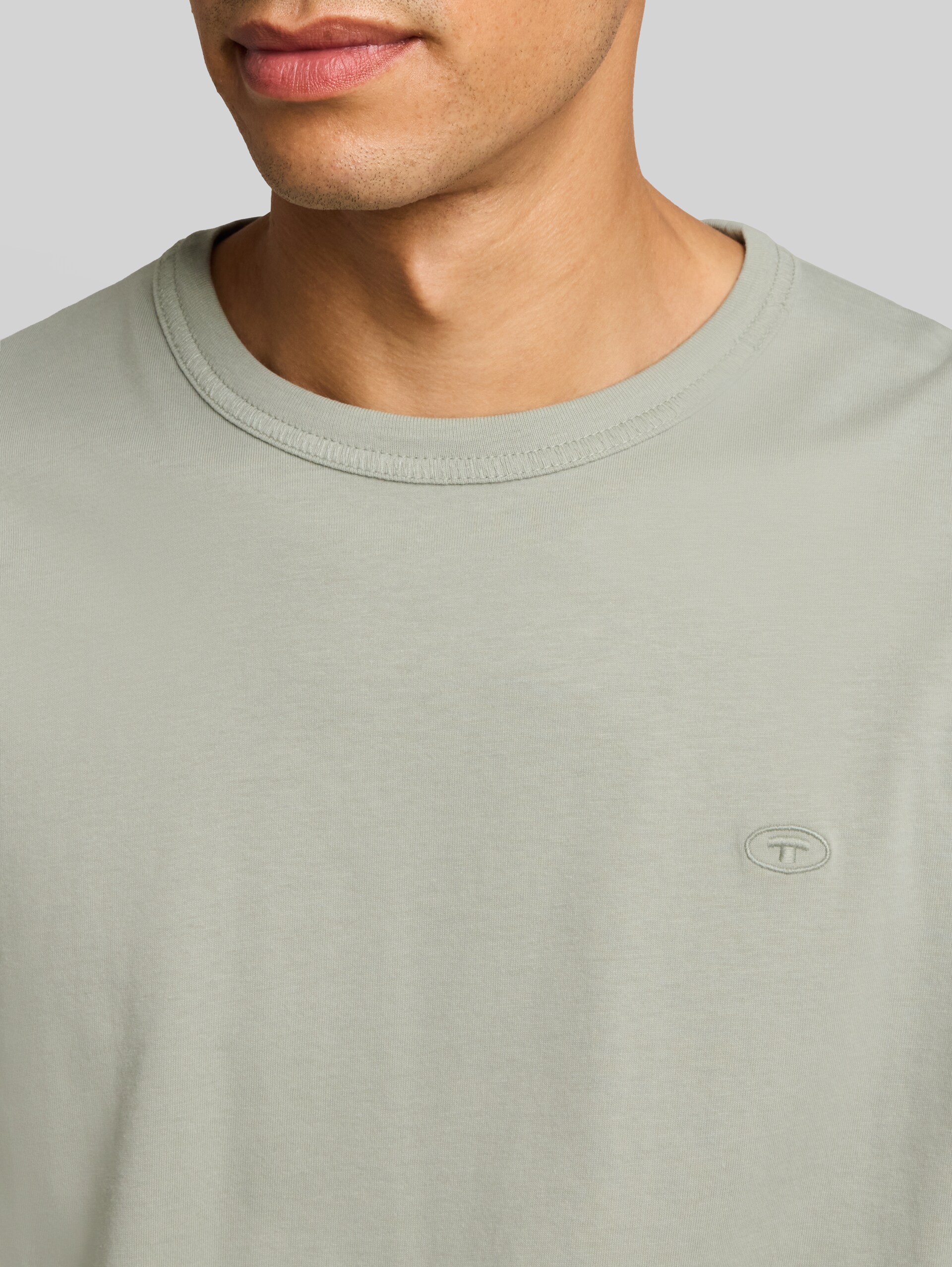 Basic Langarmshirt aus Baumwolle - iron mint - Detail-Model-Ansicht