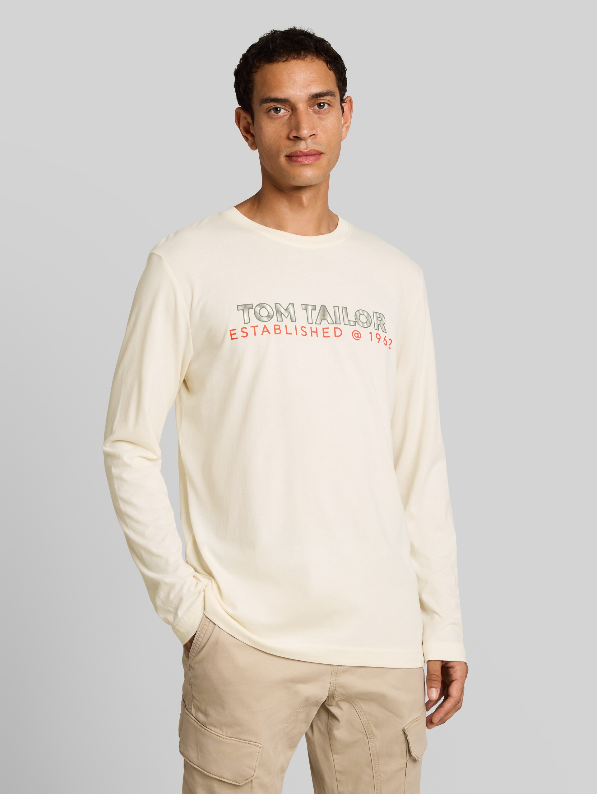 Langarmshirt mit Logo-Print - Gardenia White - Ausschnitt Model-Vorderansicht