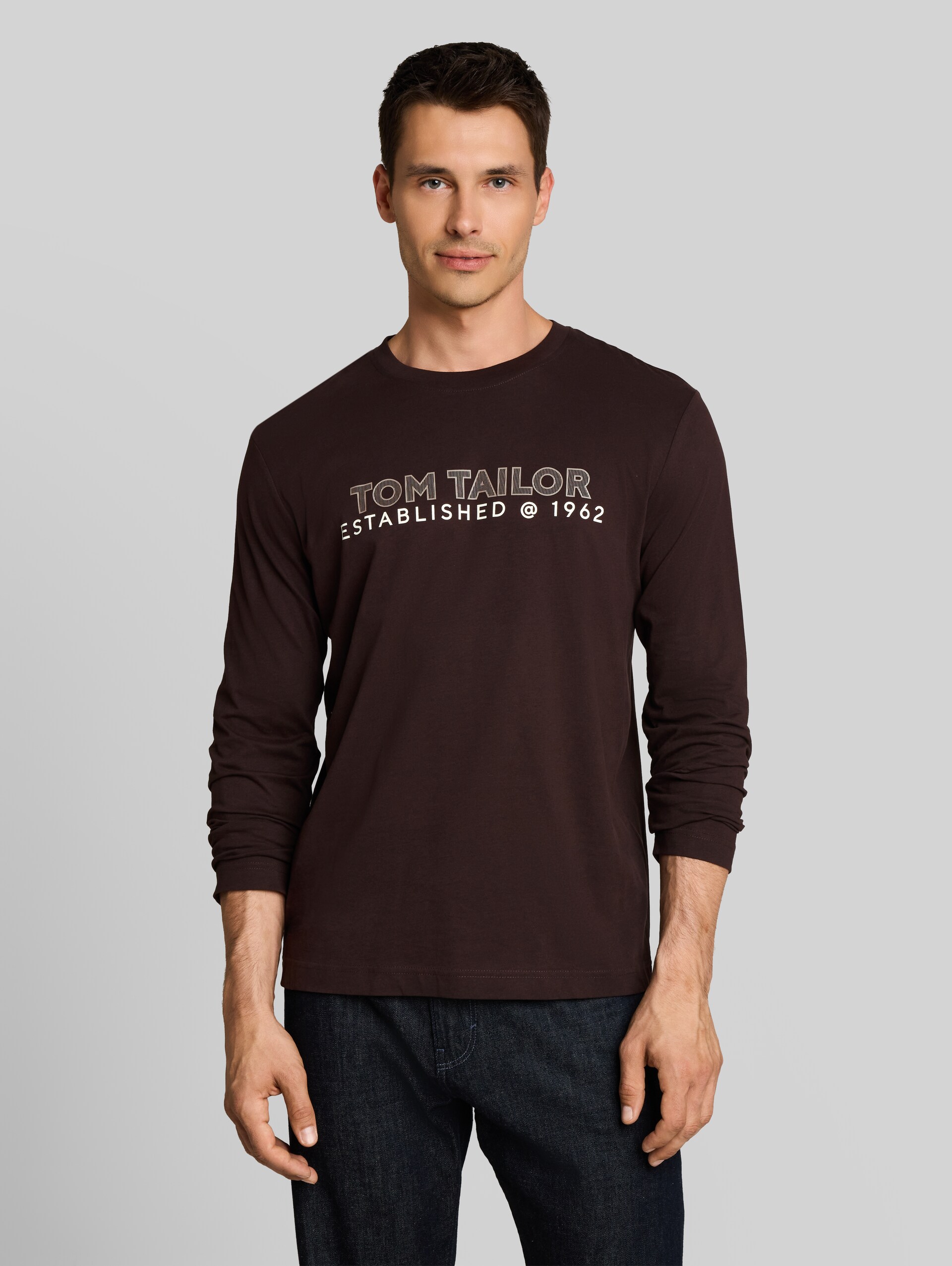 Langarmshirt mit Logo-Print - Dark Chocolate Brown - Ausschnitt Model-Vorderansicht