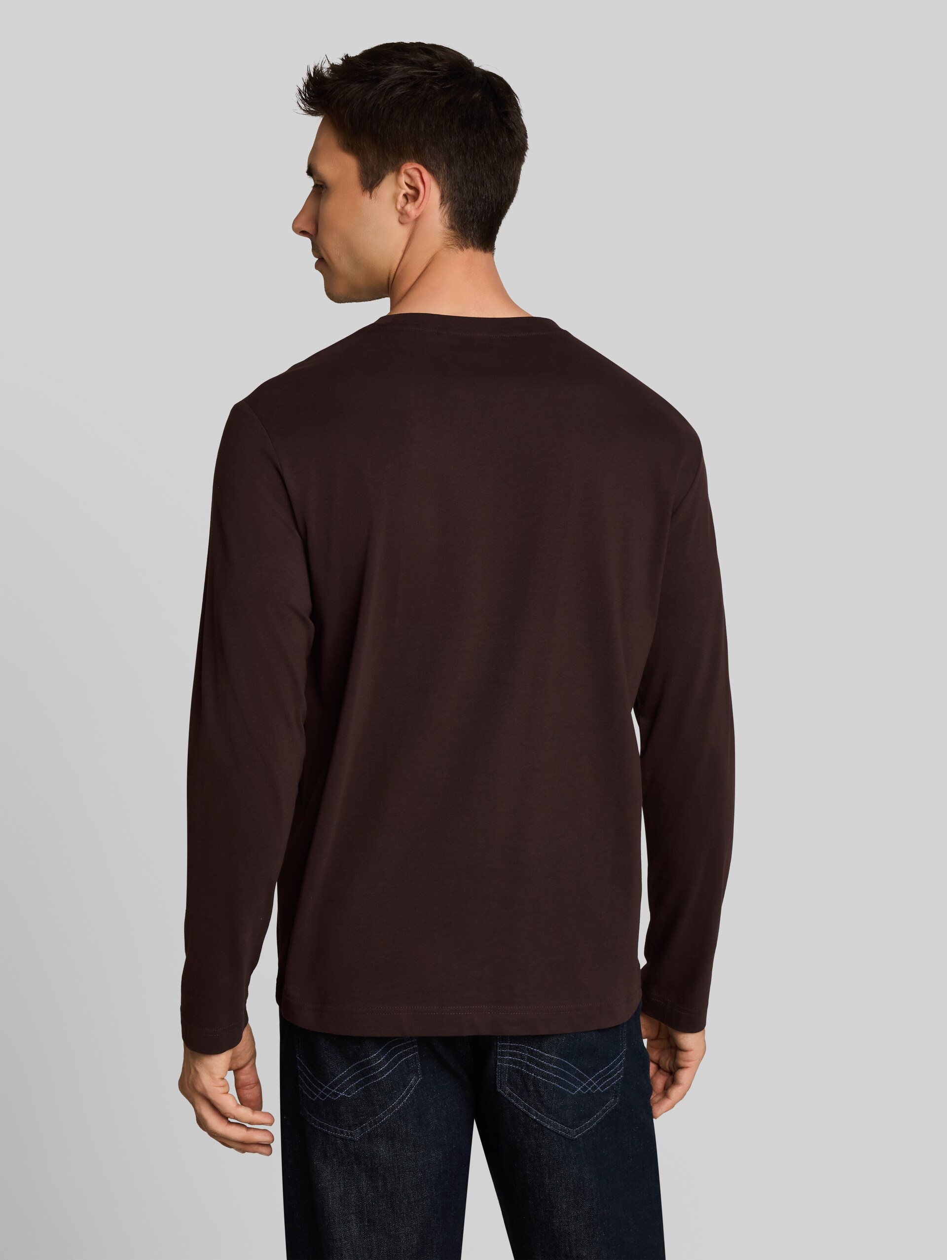 Langarmshirt mit Logo-Print - Dark Chocolate Brown - Auschnitt Model-Rückansicht